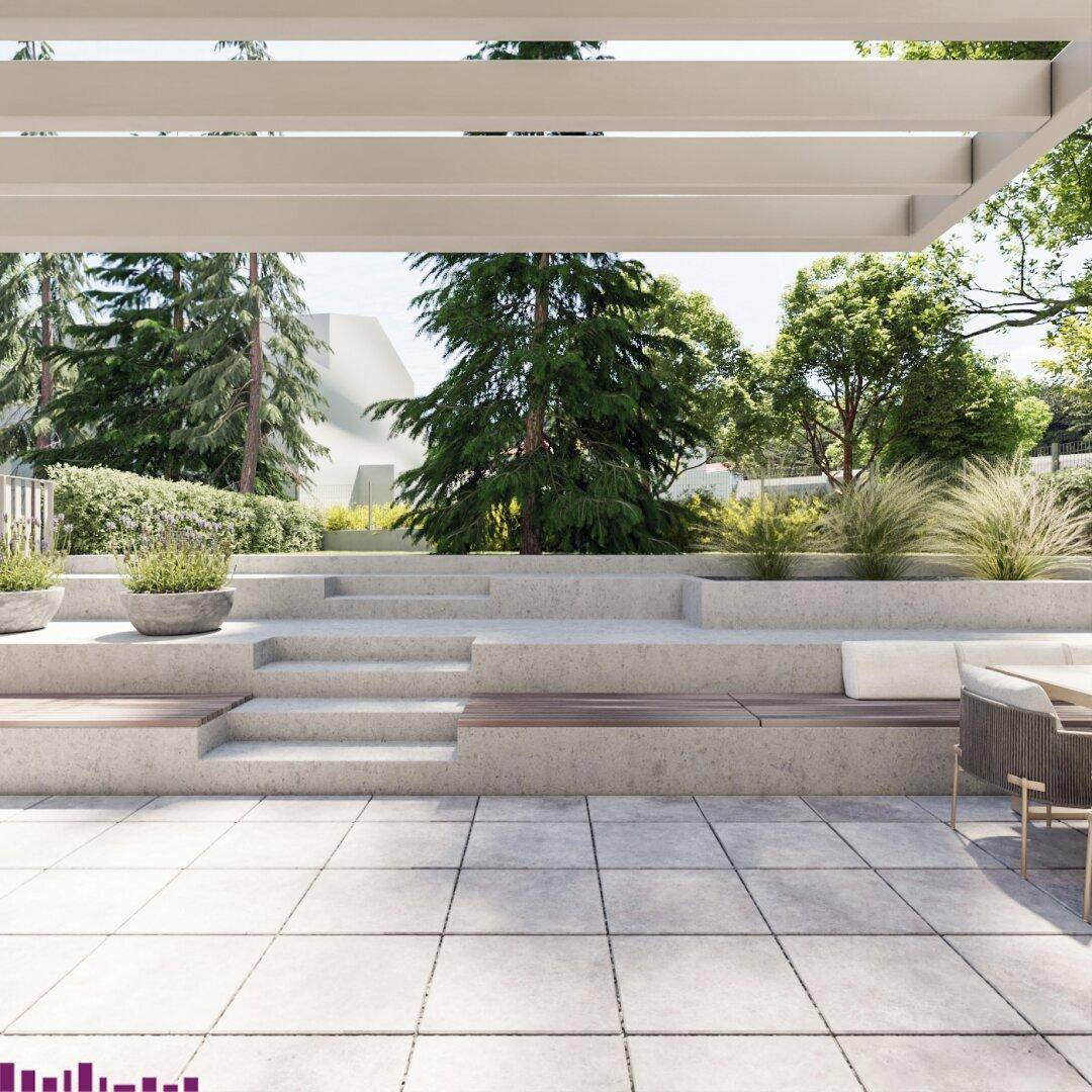 Moderne Terrasse mit gestuften Betonflächen, integrierten Holzbänken und üppigem Grünblick unter einer Pergola.