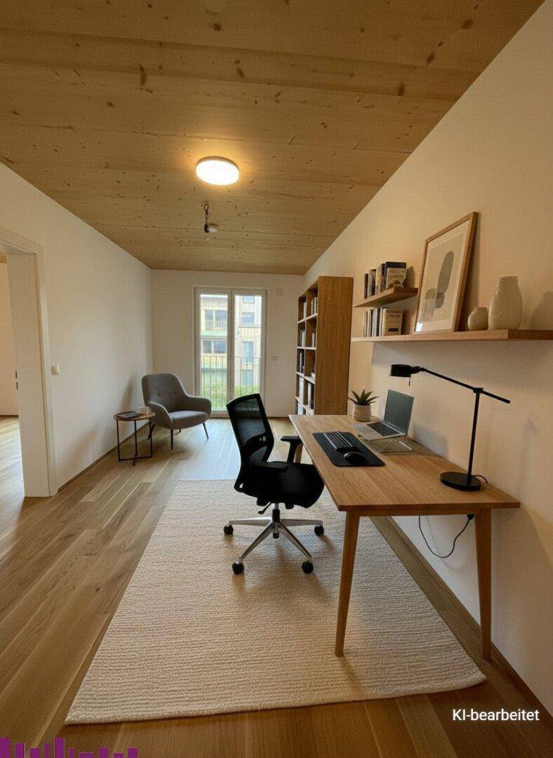 Helles Arbeitszimmer mit Holzbalkendecke, modernem Schreibtisch, Regalen und Blick nach draußen.
