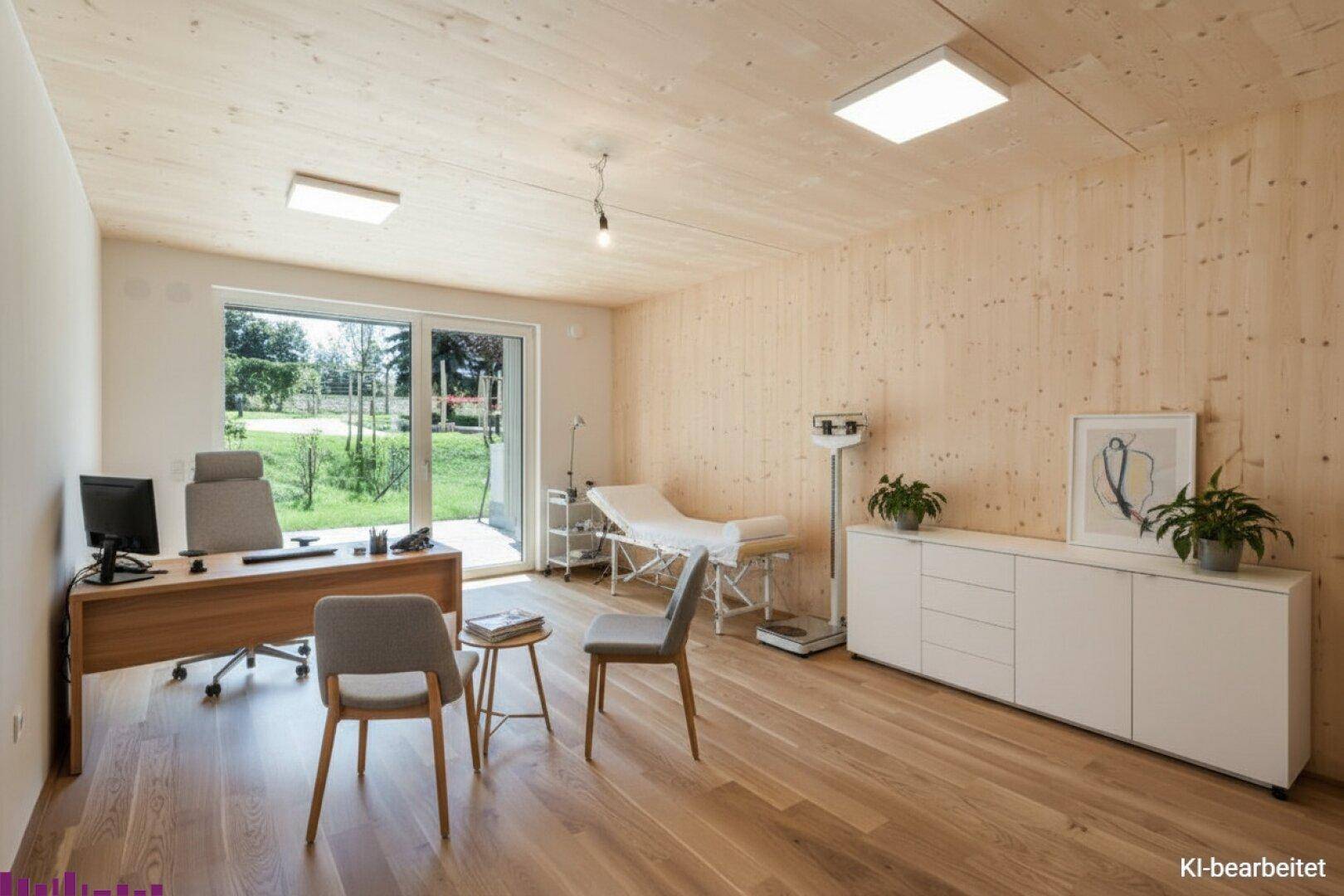 Freundliches Behandlungszimmer mit Holzboden, viel Tageslicht und Blick ins Grüne.