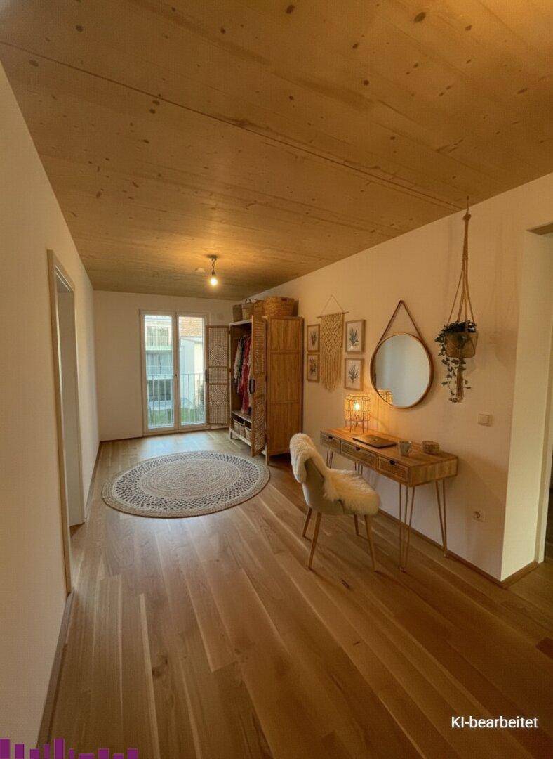 Heller Flur mit Holzboden, Holzwandverkleidung und einem dekorativen Schminktisch.