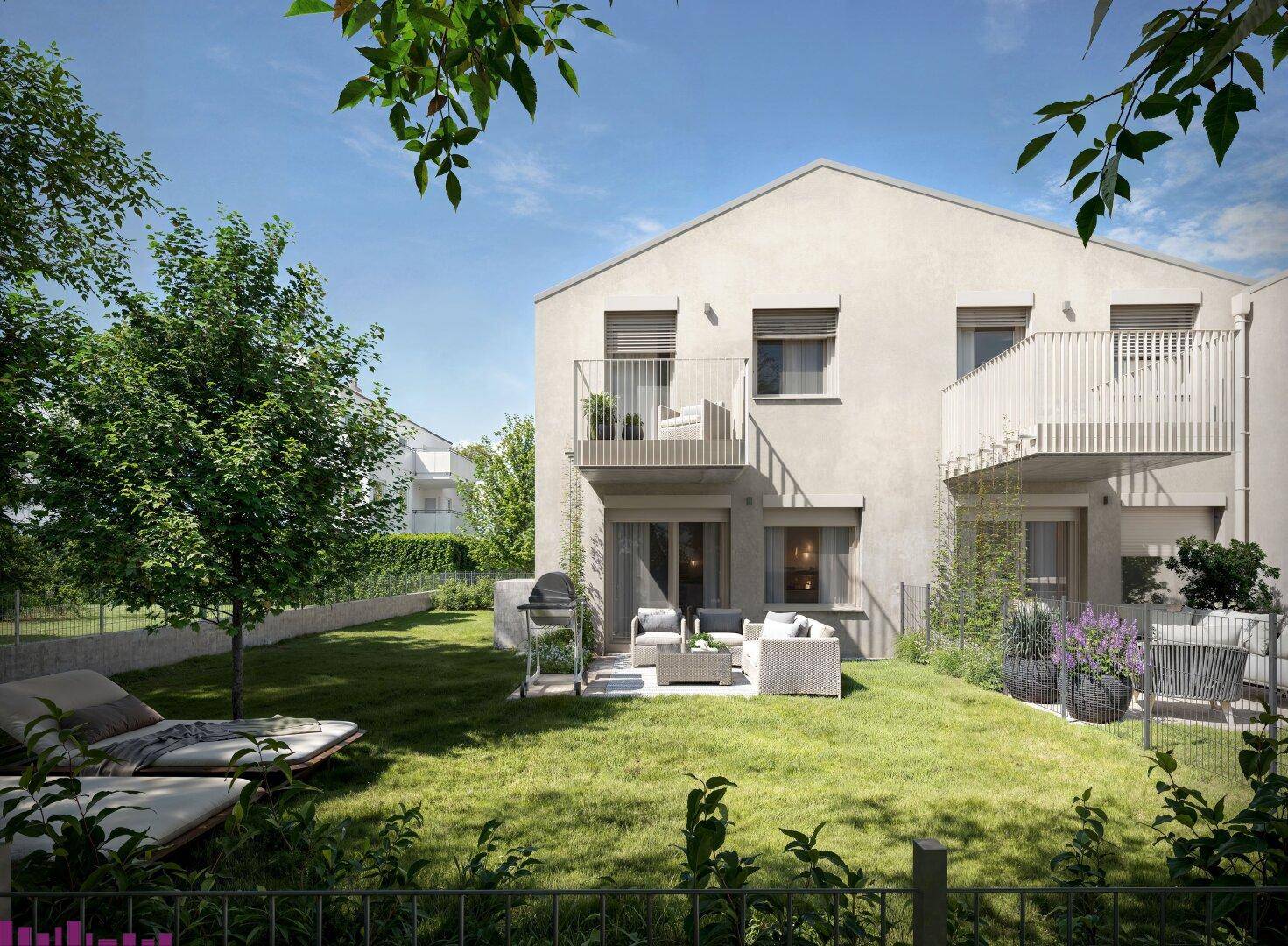 Großer privater Garten mit Rasenfläche, möblierter Terrasse und Sonnenliegen hinter den Häusern.
