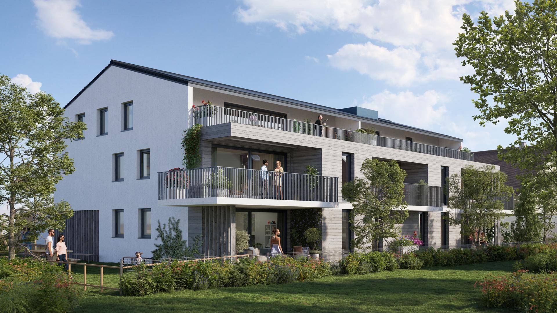 Tagesansicht des modernen Mehrfamilienhauses mit Balkonen, Terrassen und gepflegter Grünanlage.
