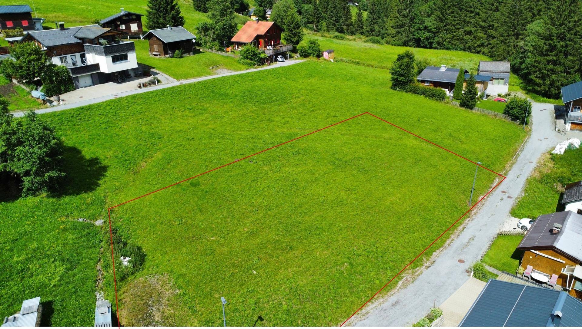 Übersicht des Baugrundstücks aus der Vogelperspektive, eingebettet in eine ländliche Umgebung.
