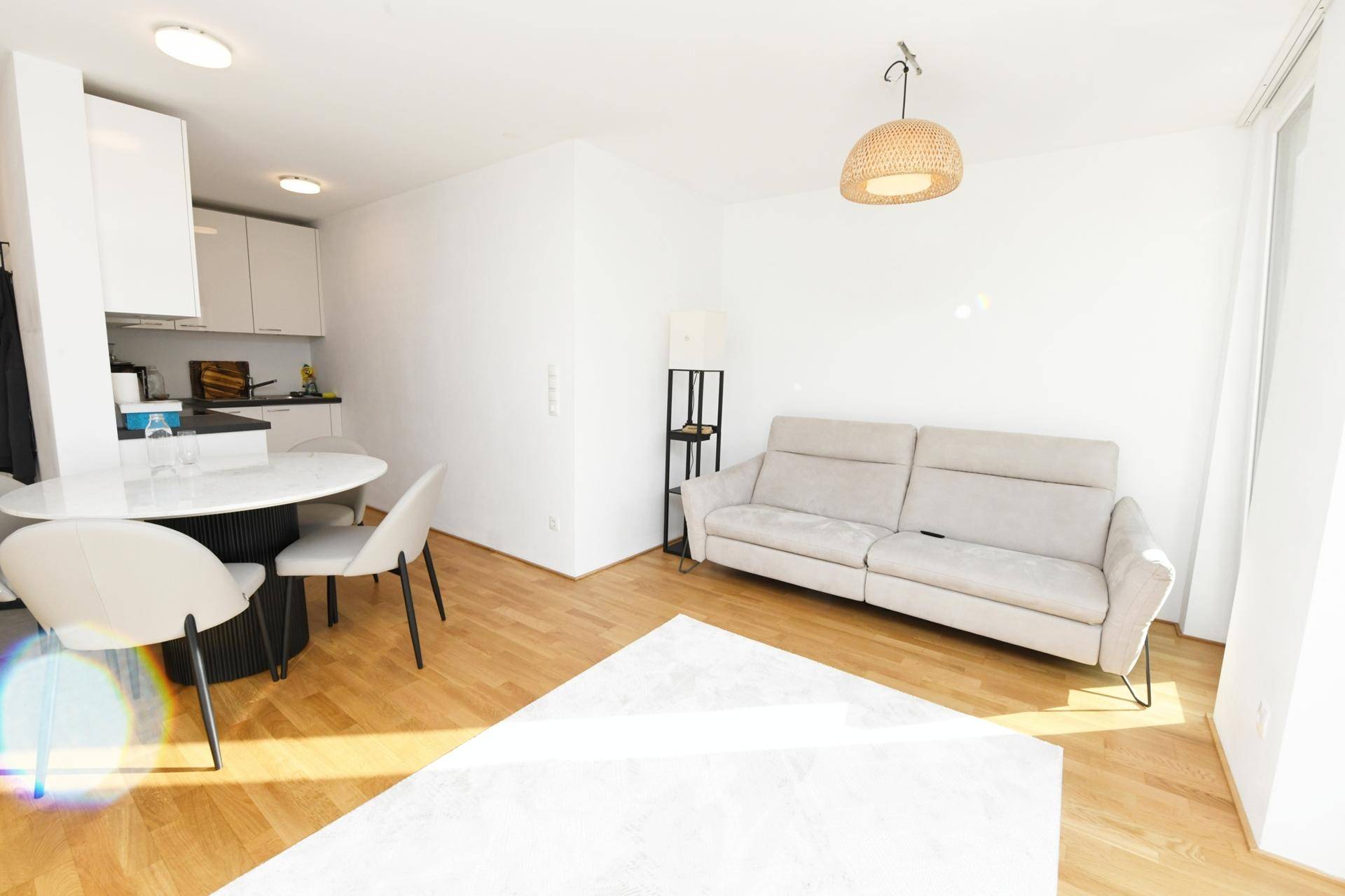 Lichtdurchfluteter Wohn- und Essbereich mit modernem Design und Holzboden.