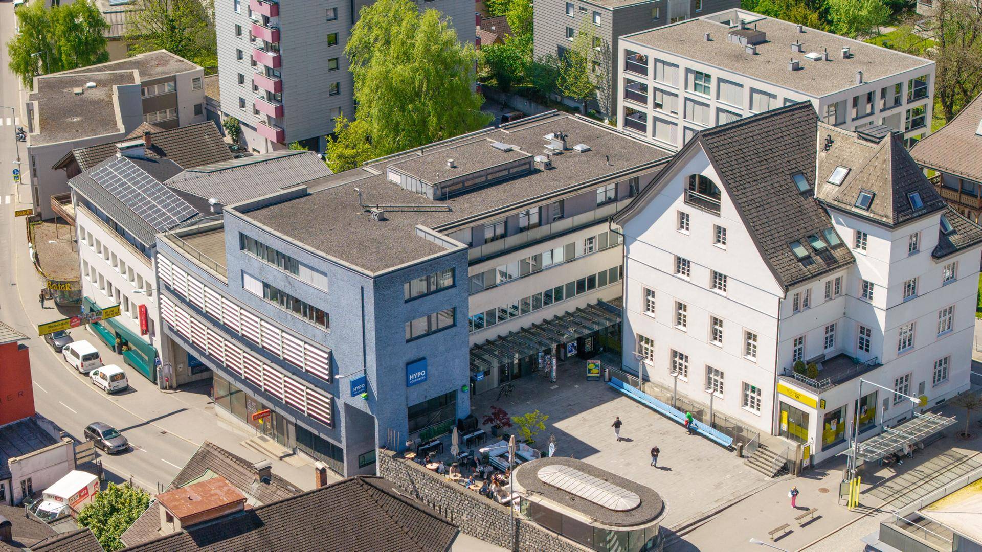 Überblick über ein städtisches Gebiet mit Gebäuden und Infrastruktur aus der Vogelperspektive.