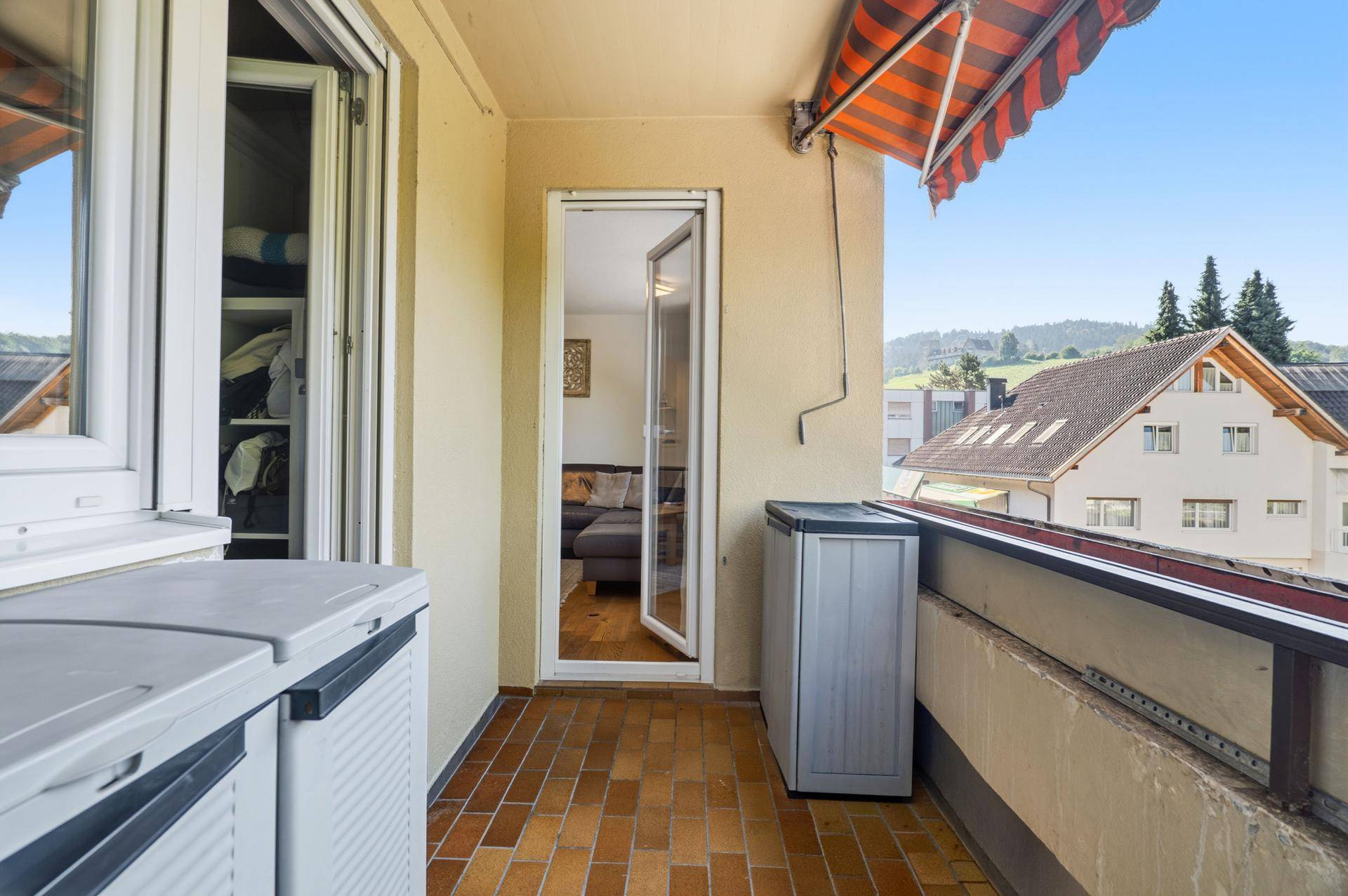 Balkon mit Markise, Stauraum und Blick auf die Umgebung.