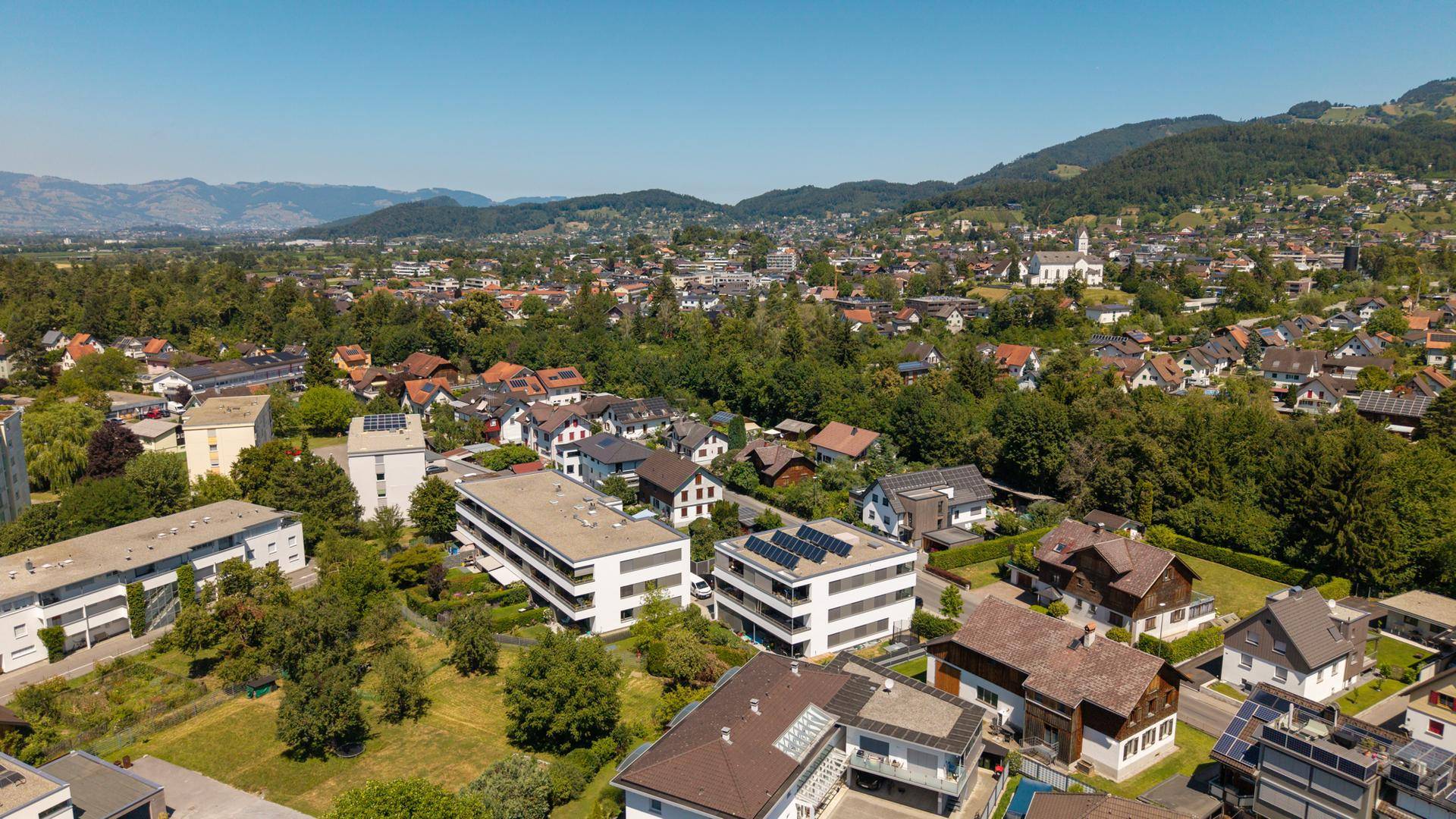 Panoramablick aus der Vogelperspektive auf eine Wohnsiedlung mit modernen Gebäuden.