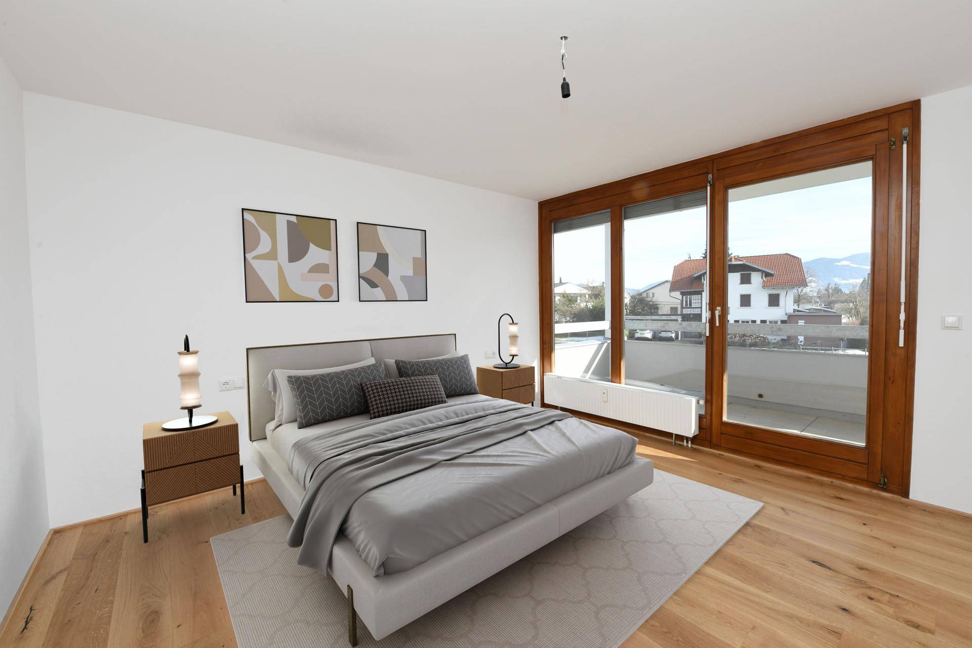Virtuell möbliertes Schlafzimmer mit Doppelbett, Holzboden und Zugang zum Balkon.