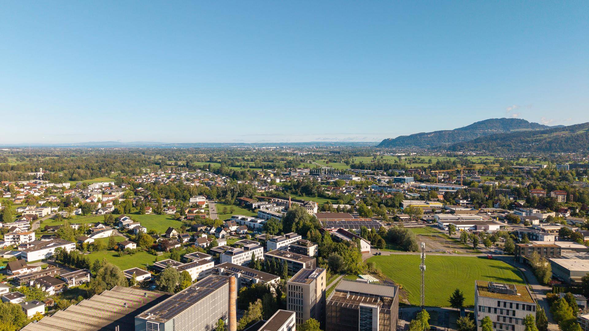 Panoramablick aus der Vogelperspektive auf die Stadt und die umliegende Landschaft.