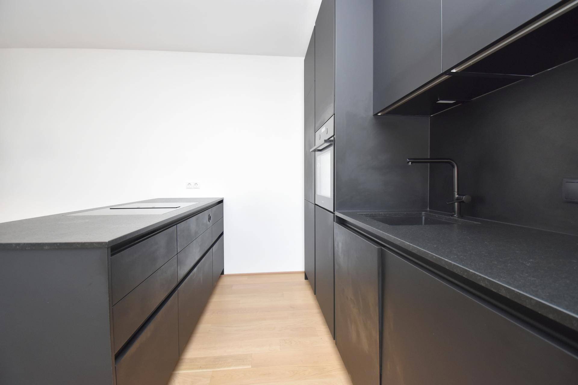 Moderne schwarze Küche mit Kochinsel, integriertem Kochfeld und viel Stauraum.
