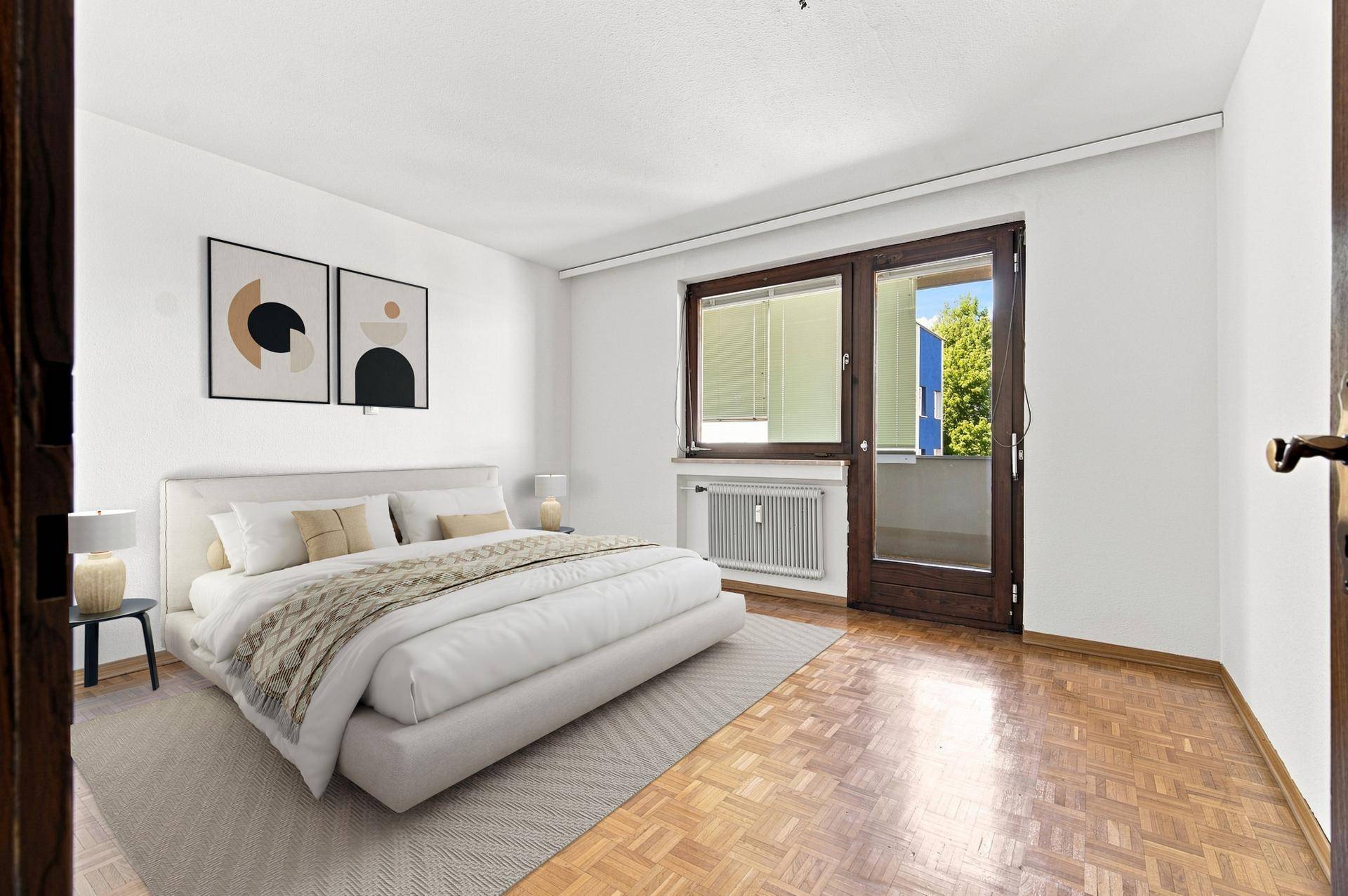 Modern eingerichtetes Schlafzimmer mit Doppelbett, Parkettboden und Balkonzugang, hell und geräumig.