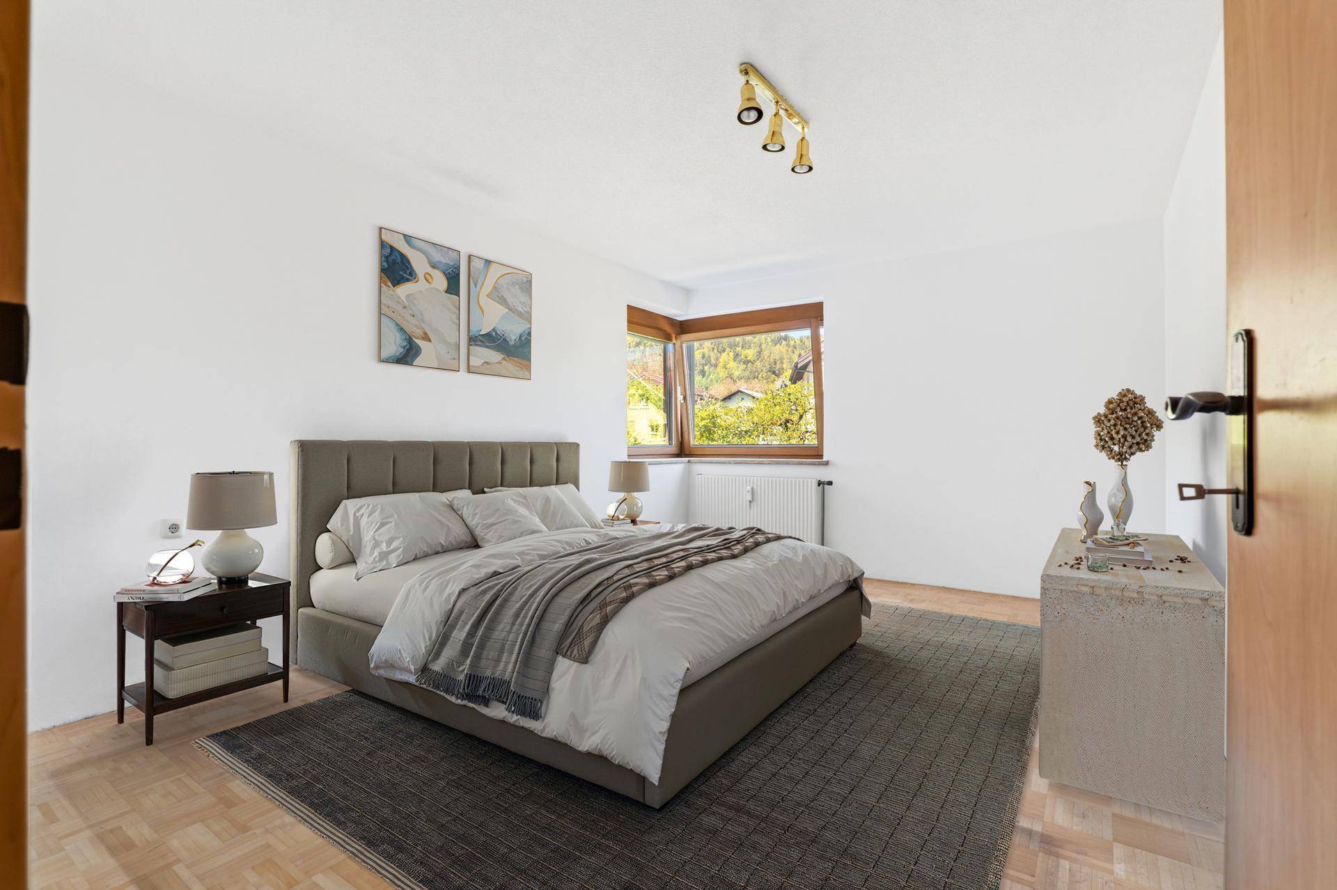 Virtuell möbliertes Schlafzimmer mit Parkettboden, großem Bett und Fenster mit Blick ins Grüne.