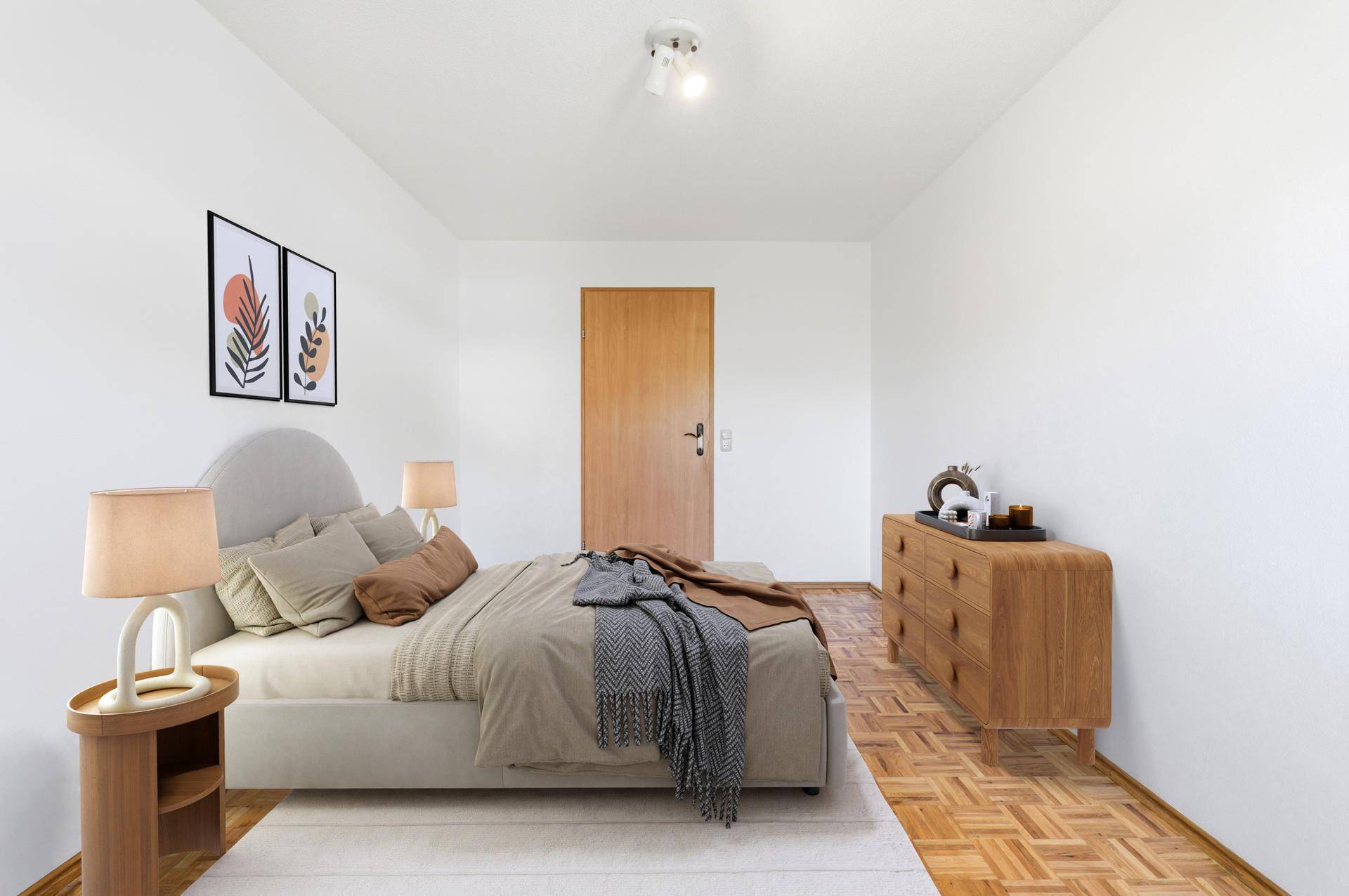Virtuell möbliertes Schlafzimmer mit Parkettboden, modernem Bett und Kommode.