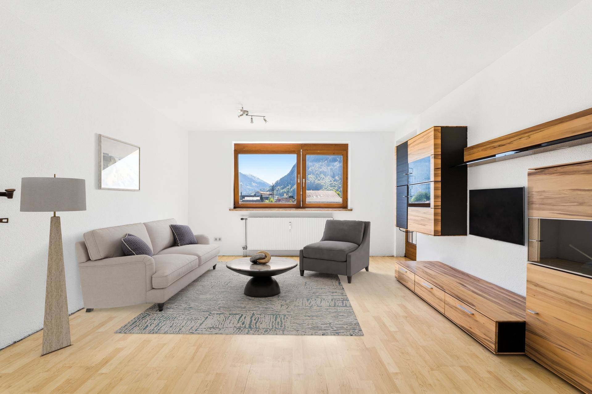 Virtuell möbliertes Wohnzimmer mit Holzboden, modernem Mobiliar und Bergblick aus dem Fenster.