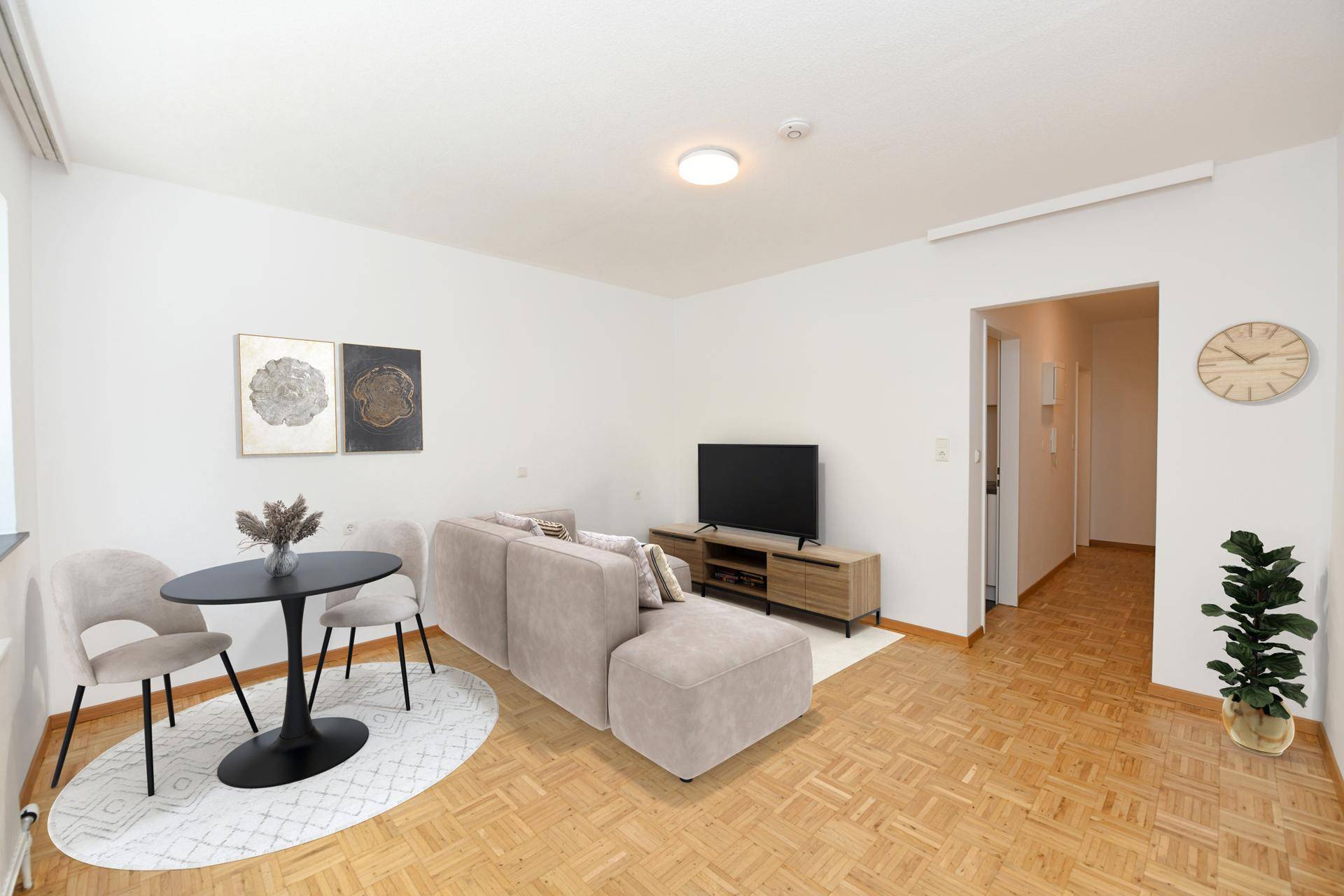 Virtuell möblierter Wohnbereich mit Sofa, Esstisch und Blick in den Flur.