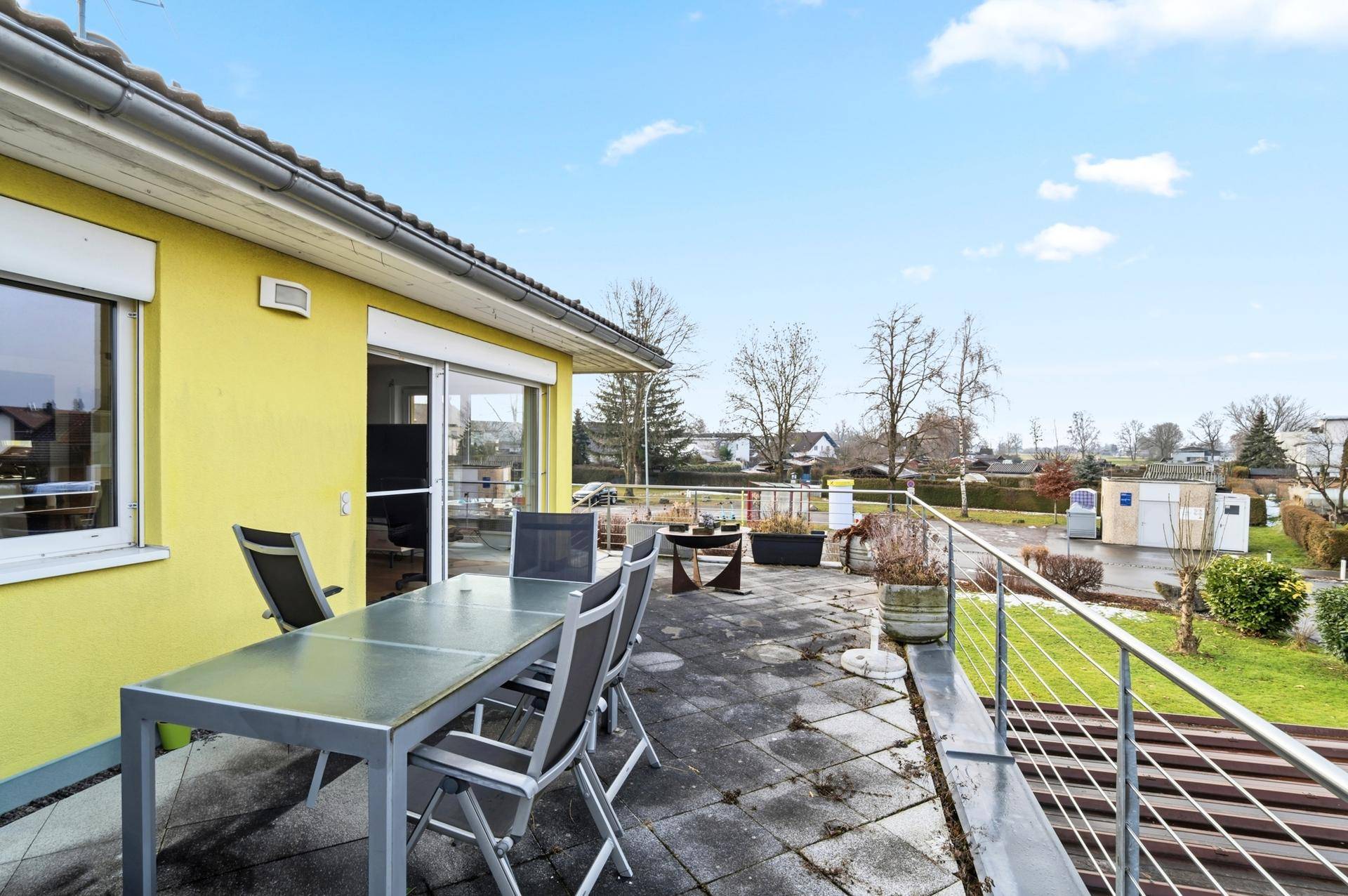 Geräumige Terrasse mit Sitzgelegenheiten und Blick auf die Umgebung.