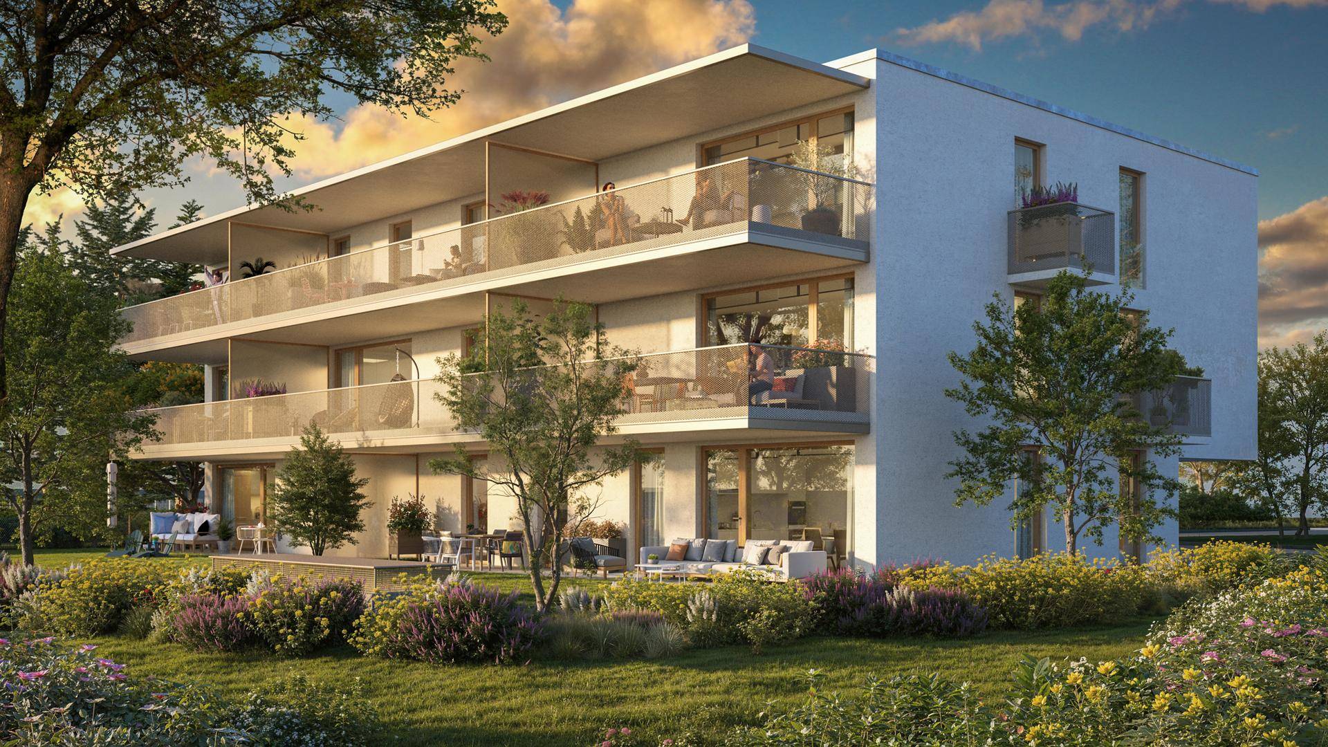 Moderne Architektur der Wohnanlage mit weitläufigen Balkonen und Terrassen, umgeben von einem blühenden Garten.