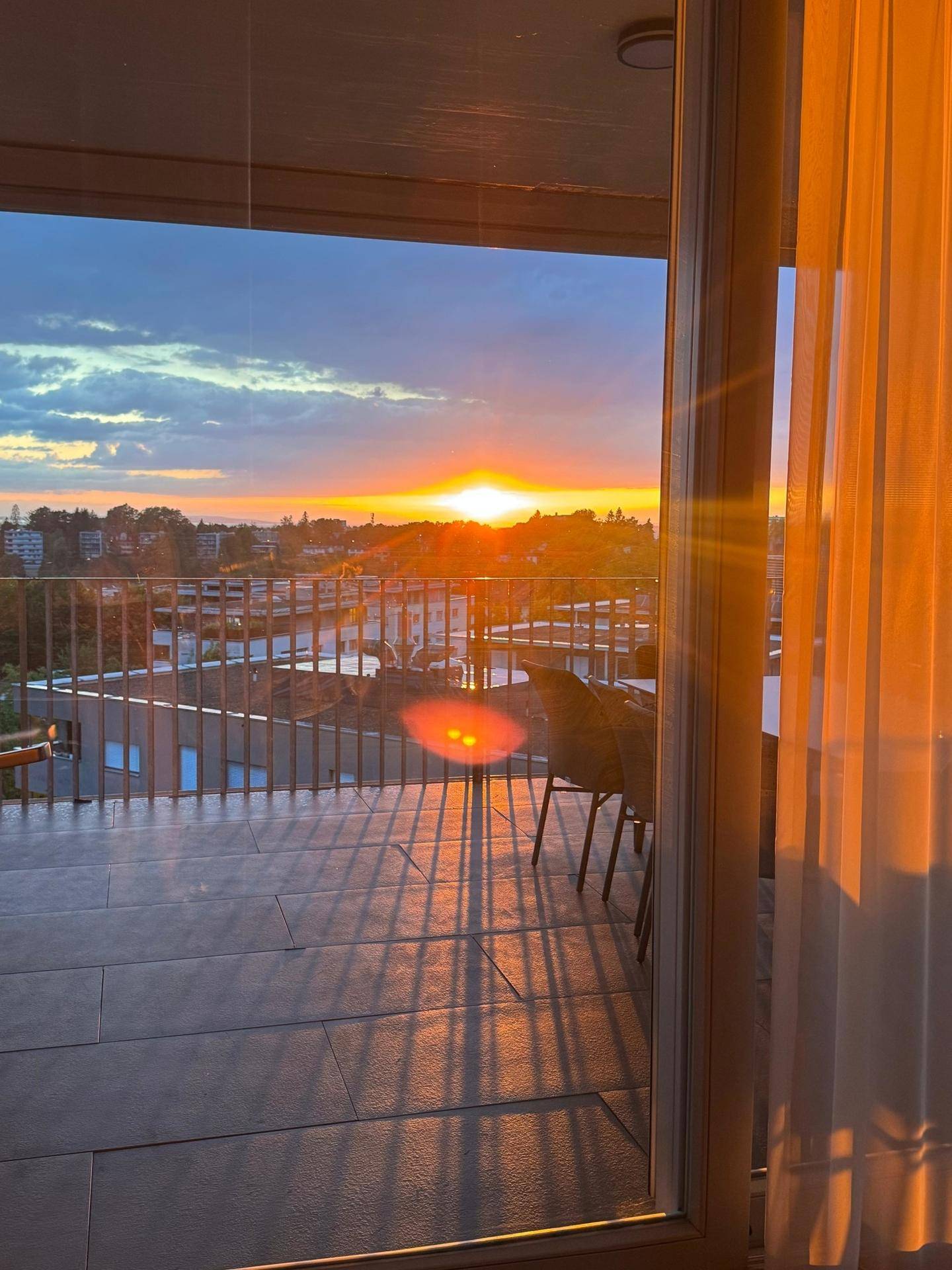 Spektakulärer Sonnenuntergang von der Terrasse aus gesehen, mit warmem Licht.