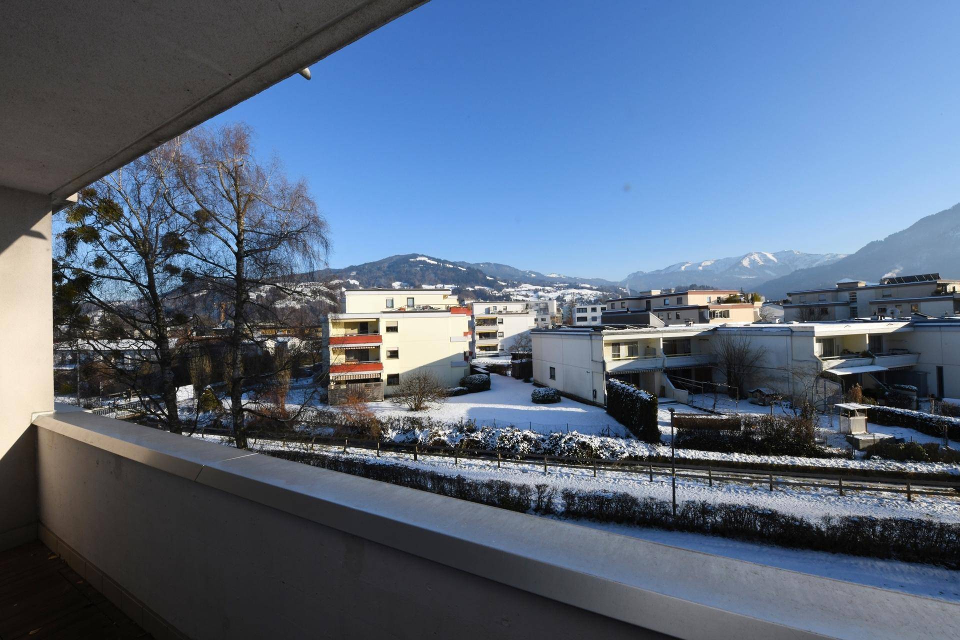 Sonniger Balkon mit weitem Blick auf die umliegende Berglandschaft.