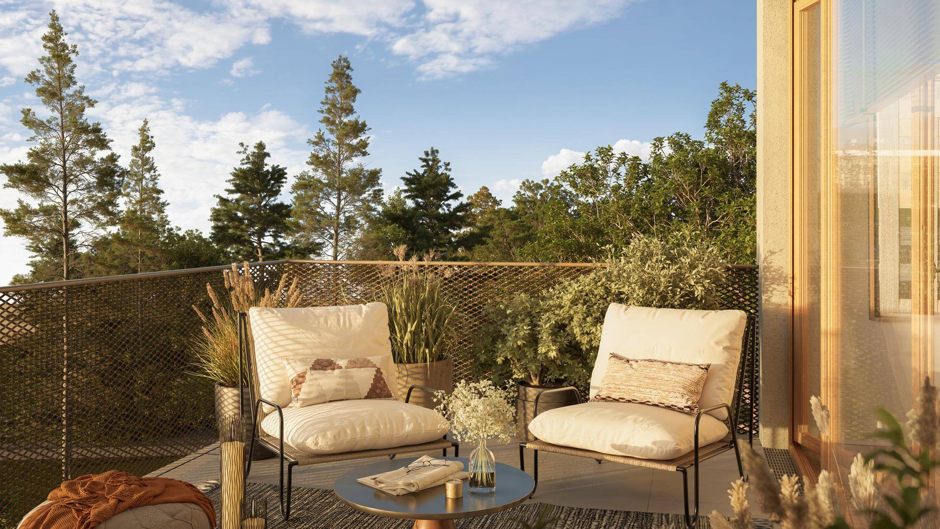Gemütlicher Balkon mit Sitzgelegenheiten und Blick ins Grüne, ideal für entspannte Stunden im Freien.