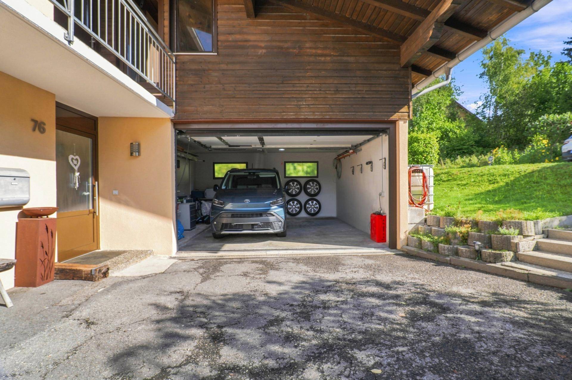 Innenansicht der Garage mit Platz für ein Fahrzeug und zusätzlichen Stauraum.