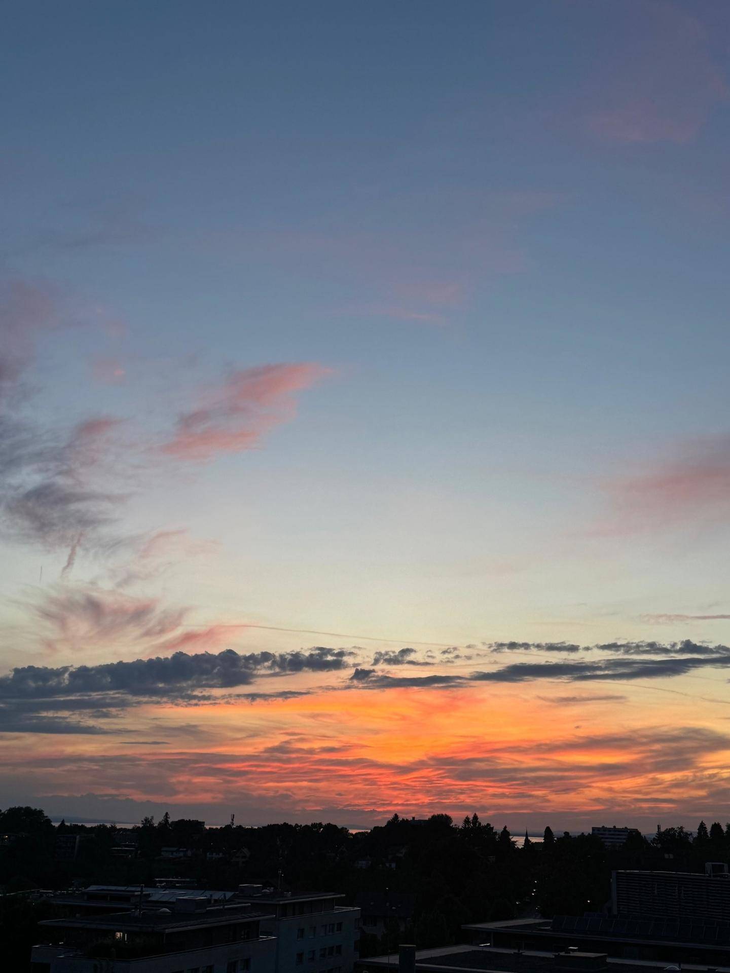 Weiter Blick auf den farbenprächtigen Abendhimmel bei Sonnenuntergang.