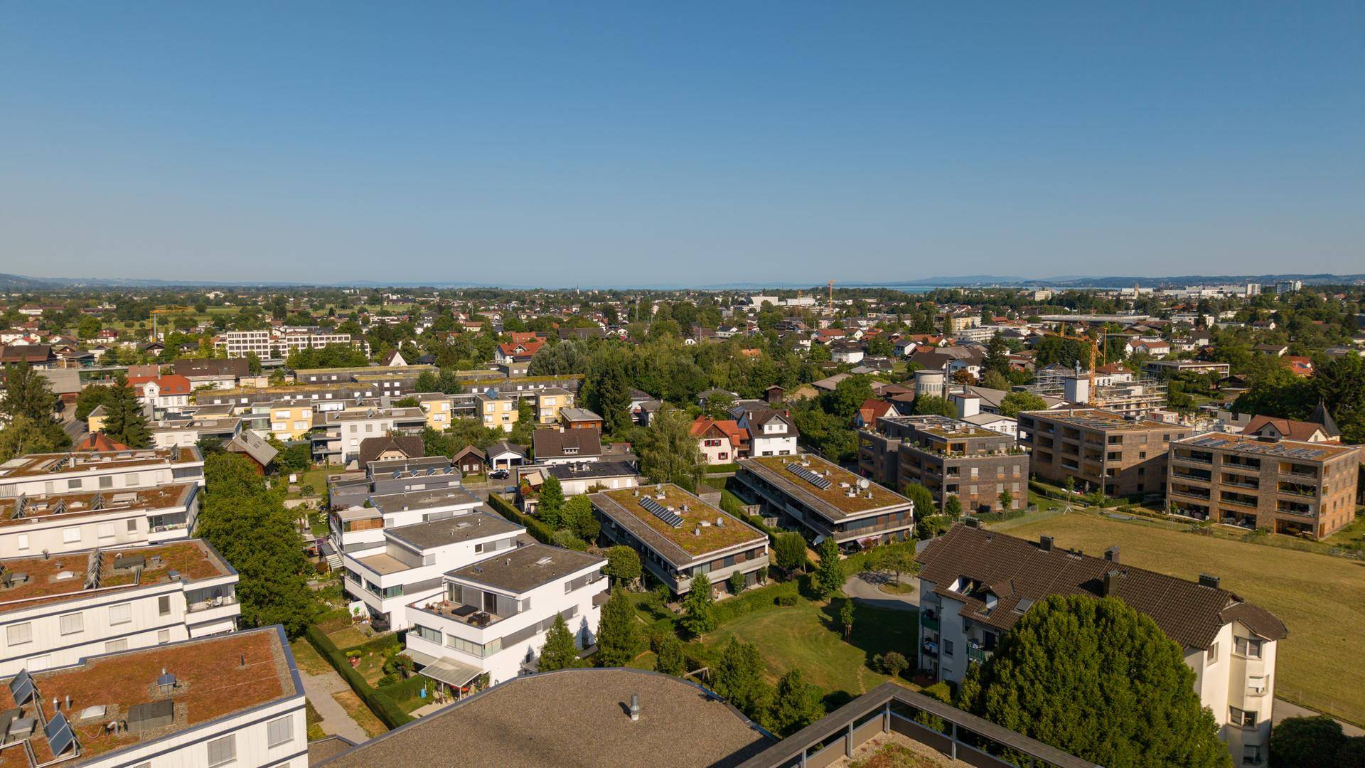 Panoramablick aus der Luft über eine Wohnsiedlung mit weitem Horizont.