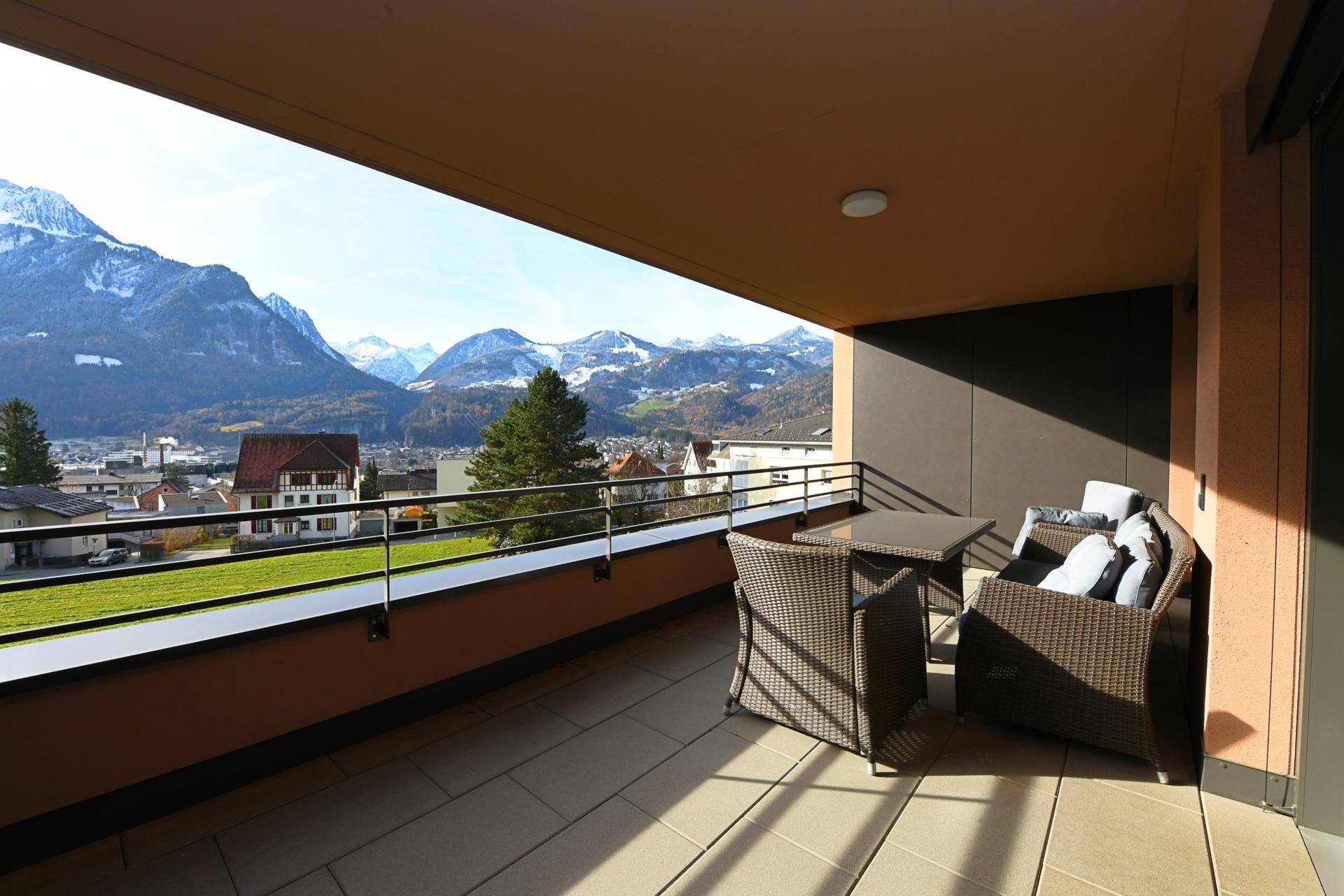 Großer Balkon mit Sitzgelegenheiten und atemberaubendem Bergblick.
