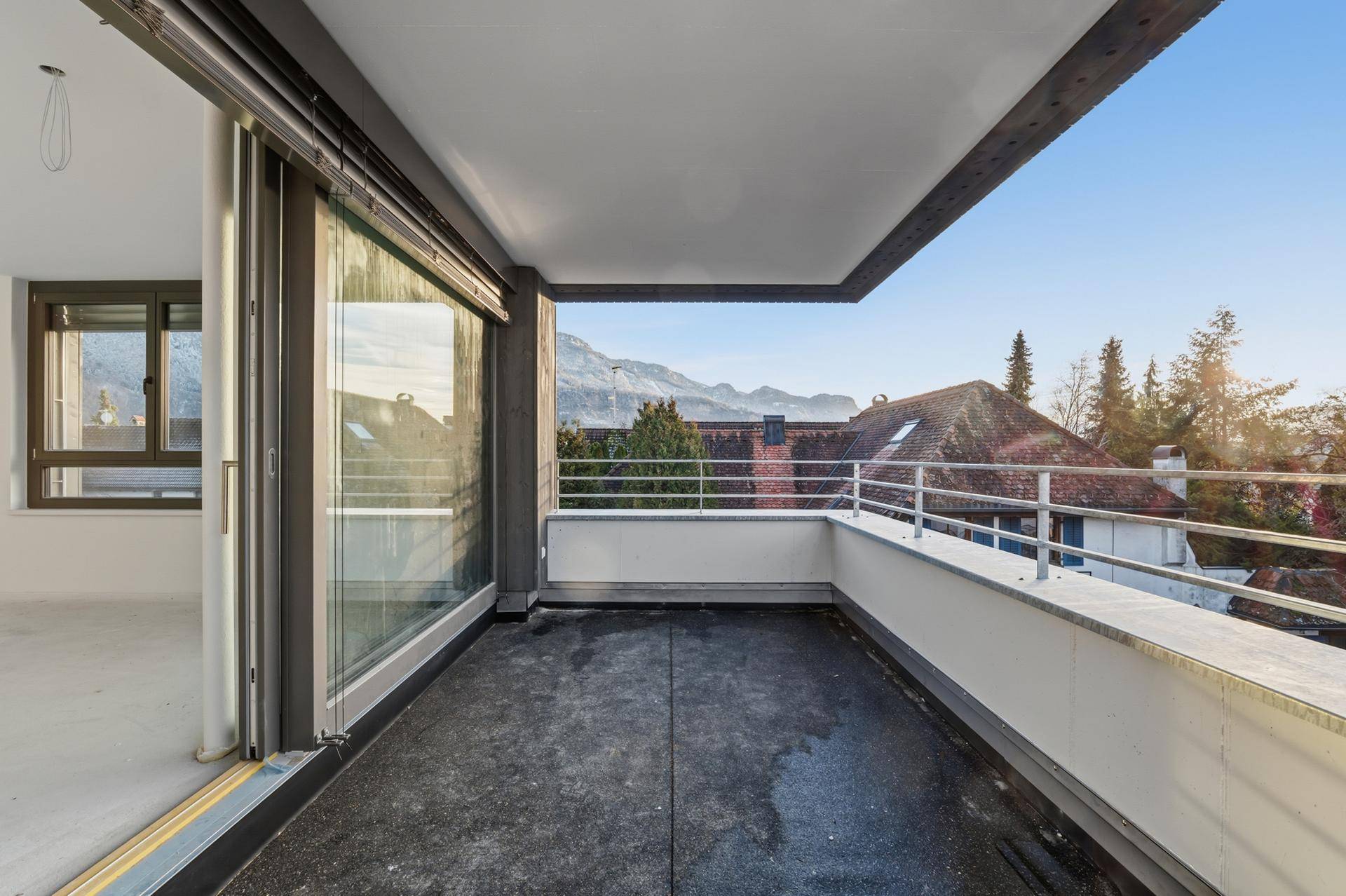 Geräumiger Balkon mit Bergblick und viel Sonnenschein, ideal zum Entspannen.