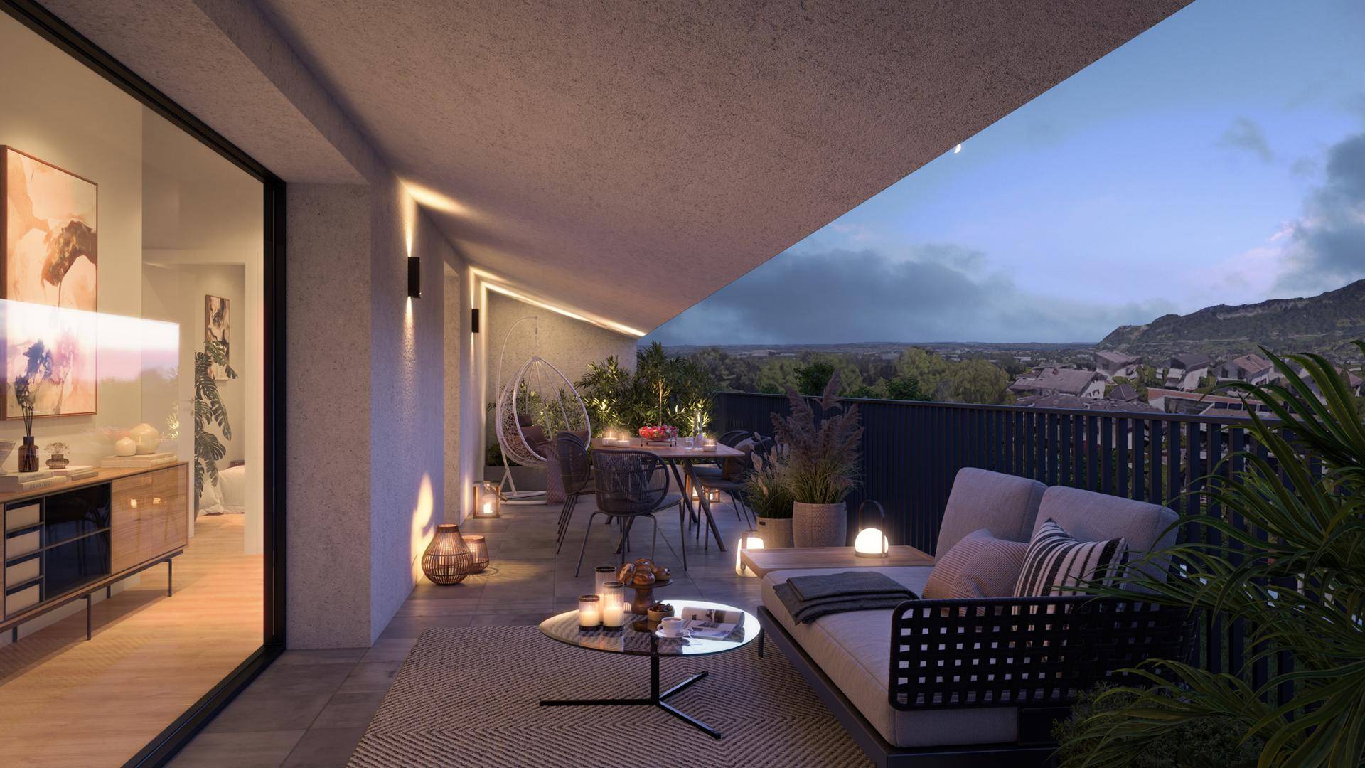 Großer Balkon mit stilvollen Gartenmöbeln und stimmungsvoller Beleuchtung am Abend.