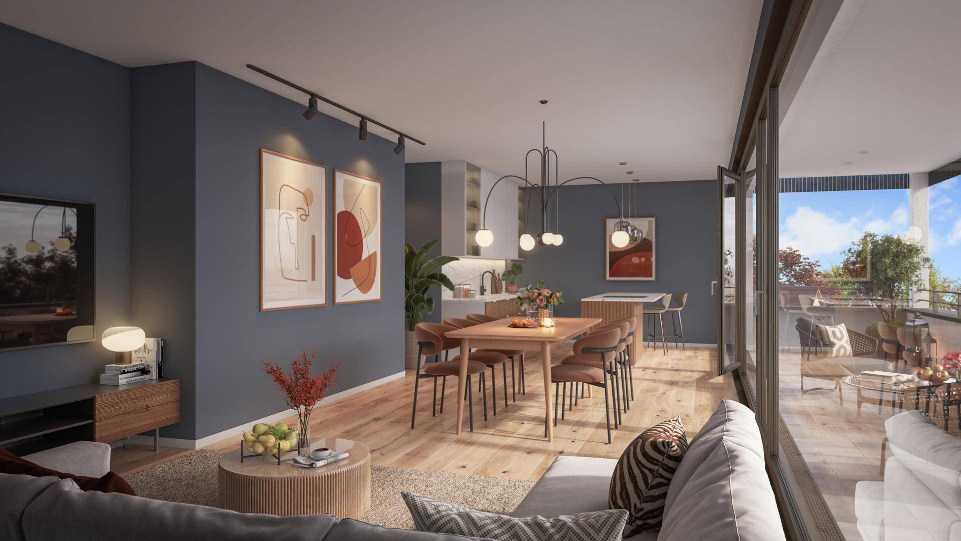 Geräumiger Wohn-Essbereich mit offener Küche, Holzboden und großen Fenstern zum Balkon.