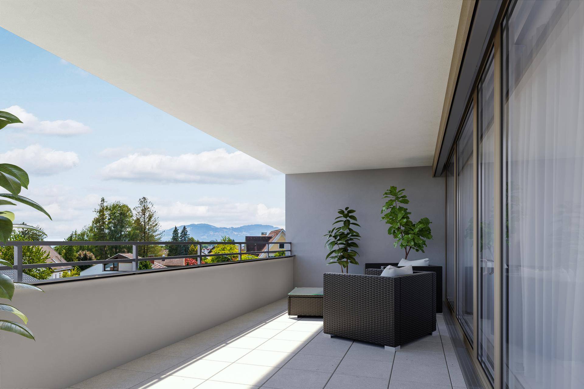 Sonnenverwöhnter Balkon mit Sitzgelegenheiten und weitem Blick über die Umgebung.