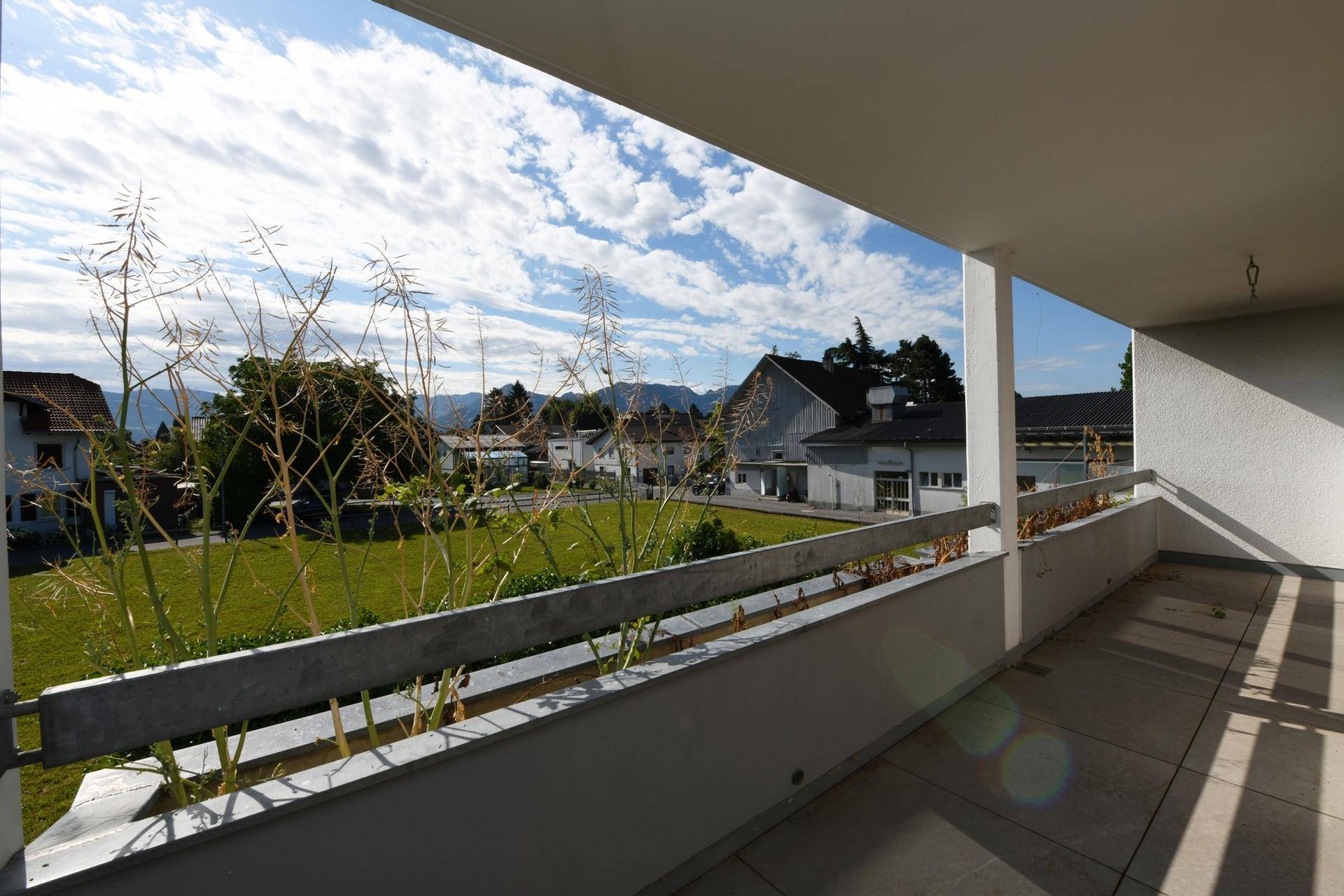 Geräumiger Balkon mit Blick auf die Natur und die majestätischen Berge im Hintergrund.