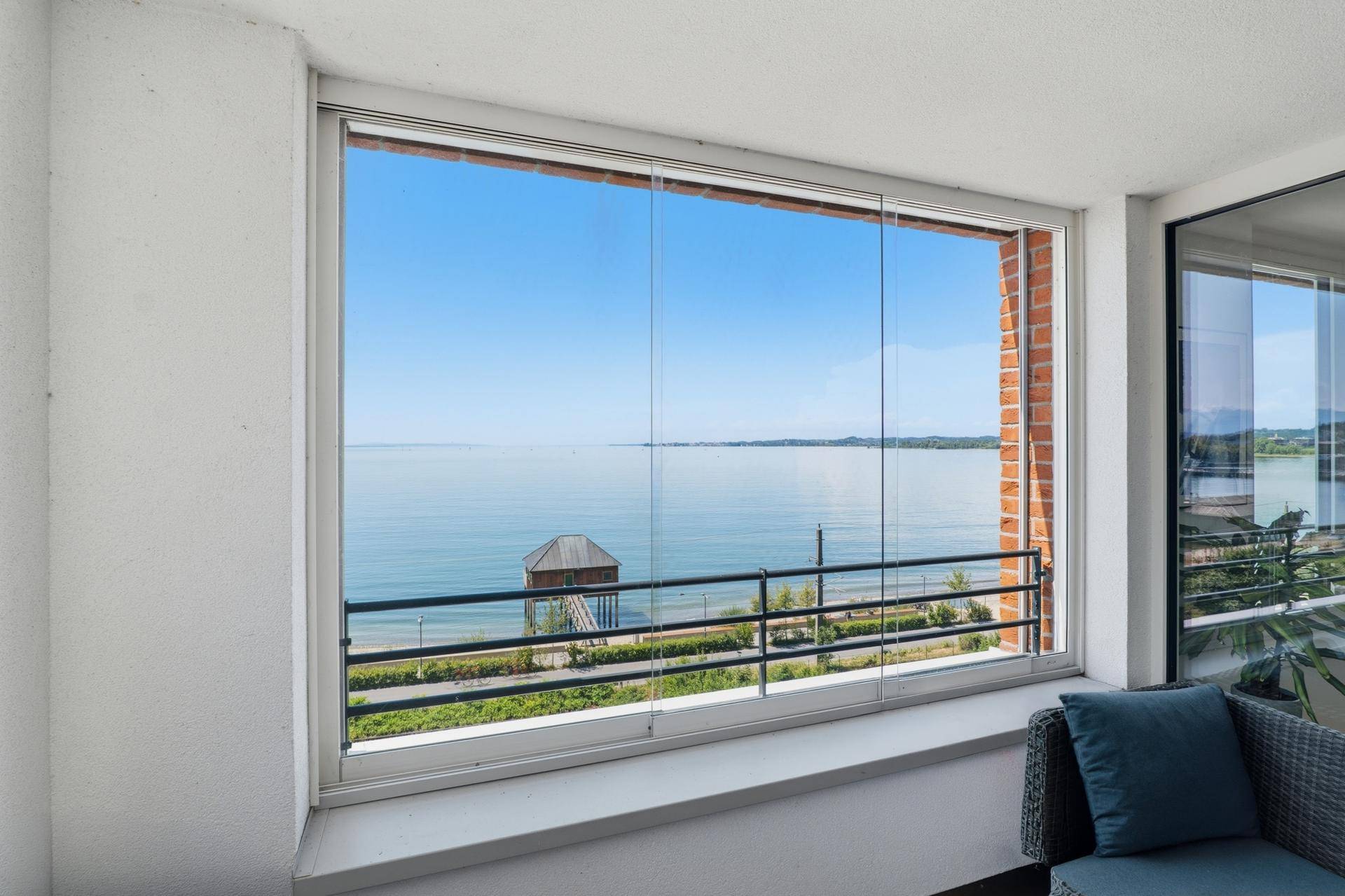 Atemberaubender Panoramablick vom Balkon auf den ruhigen See und die malerische Umgebung.