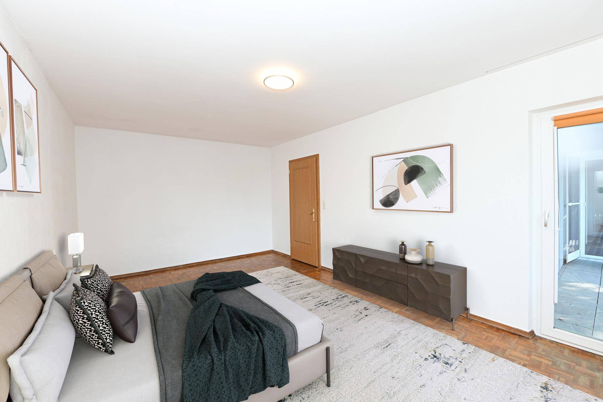 Helles Schlafzimmer mit Parkettboden, moderner Einrichtung und Zugang zum Balkon.