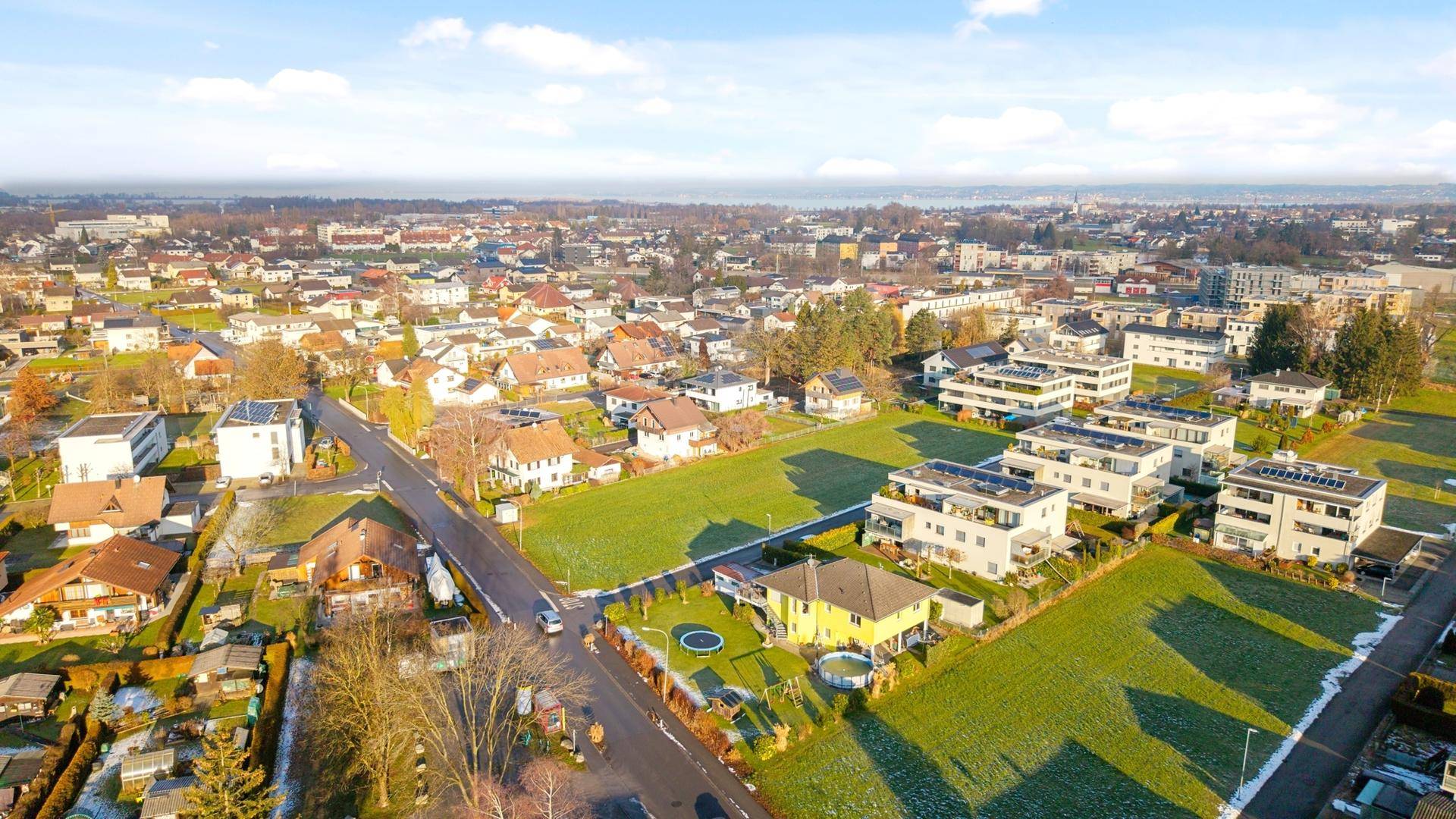 Panoramablick aus der Luft auf die Wohnsiedlung mit Einfamilienhäusern und Grünflächen.