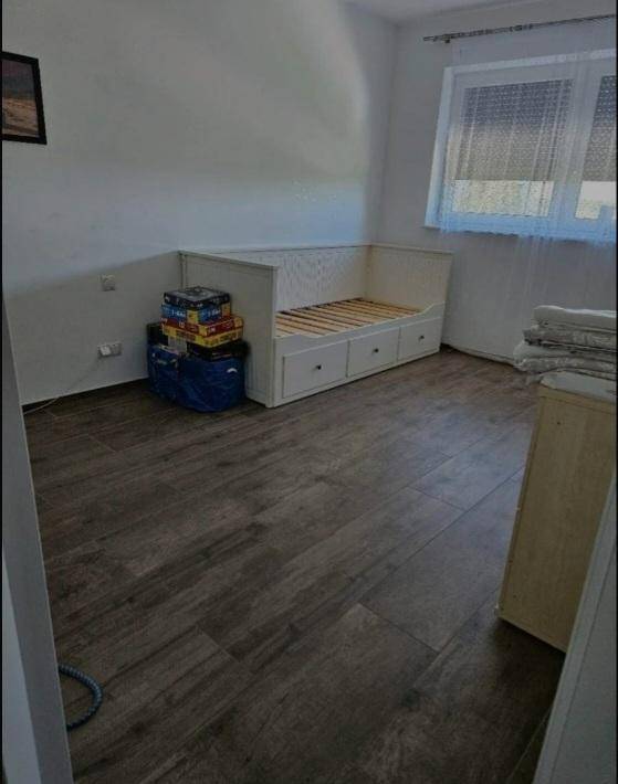 Kinderzimmer oder Gästezimmer mit Einzelbett, Stauraum und Fenster.
