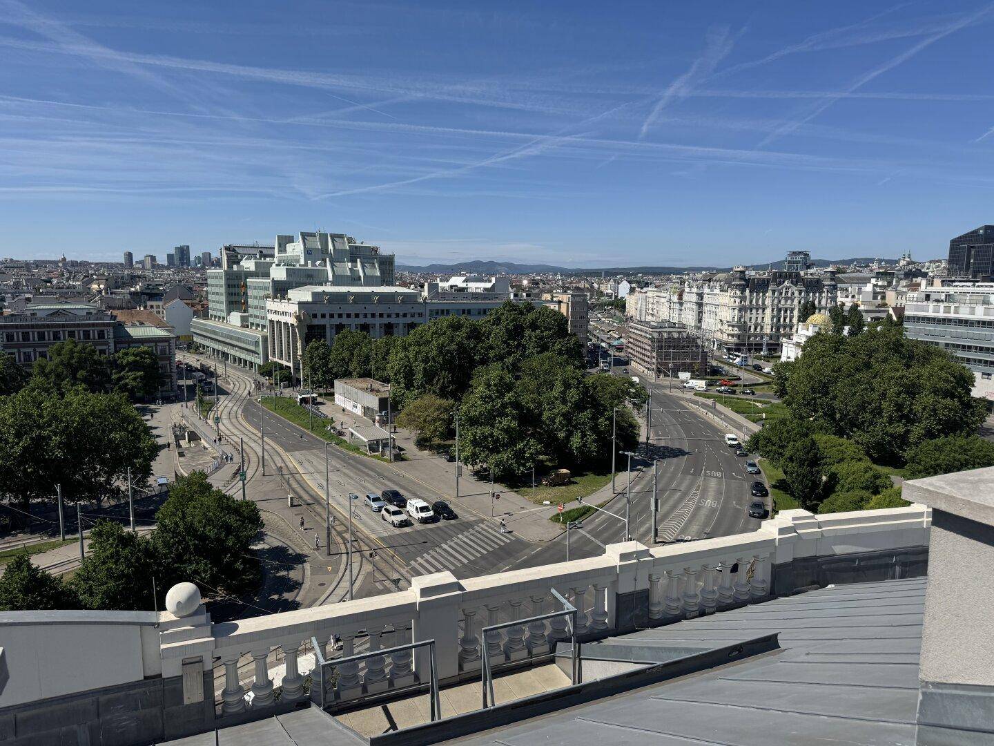 Panoramablick über die Stadt Wien mit historischen Gebäuden, Straßen und weitem Himmel.