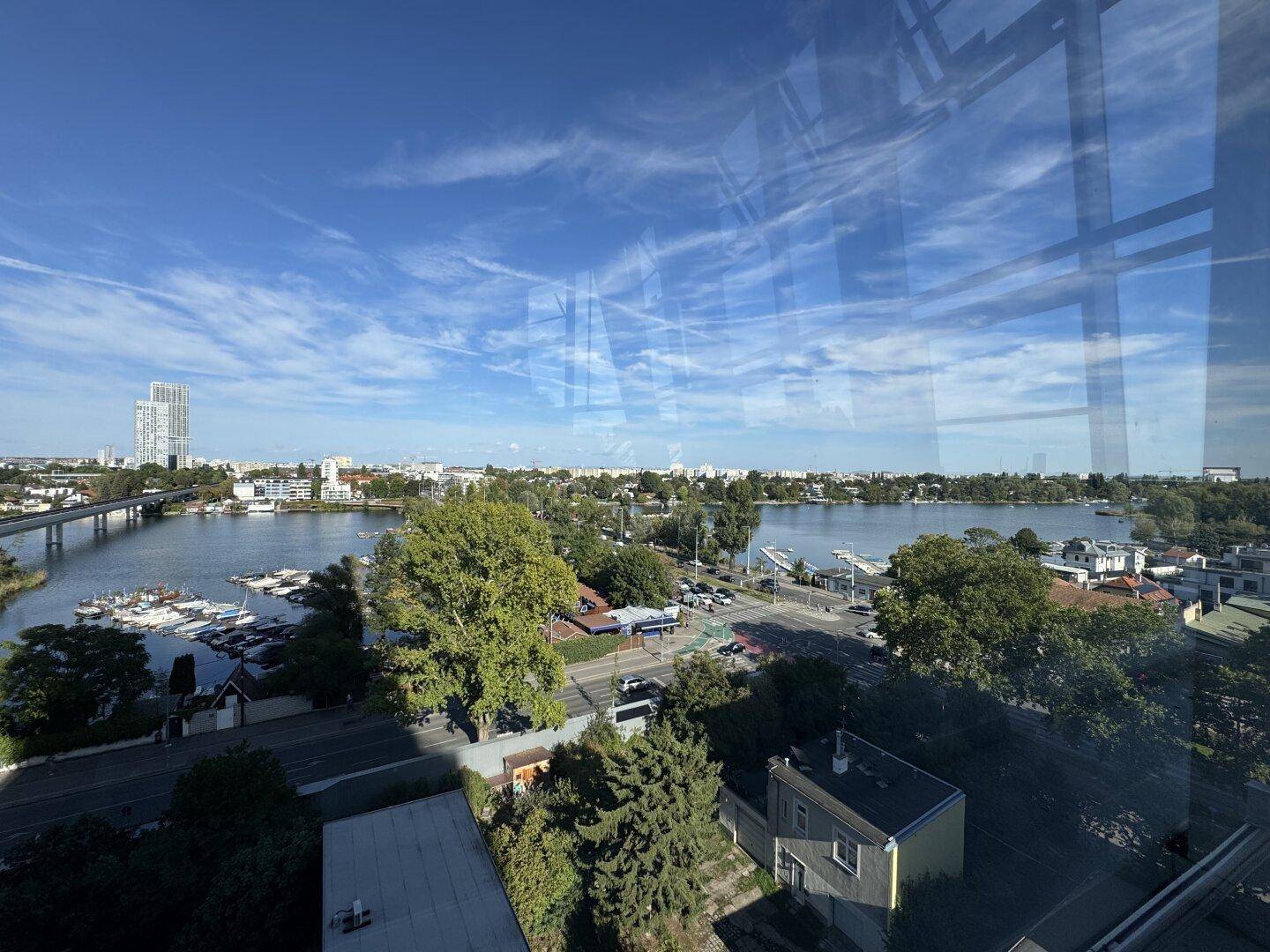 Panoramablick aus einem Fenster über den Fluss, die Stadt und die umliegende Landschaft.