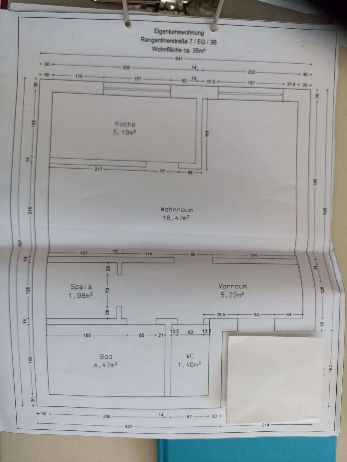Grundriss einer Eigentumswohnung mit Küche, Wohnraum, Bad und separatem WC.