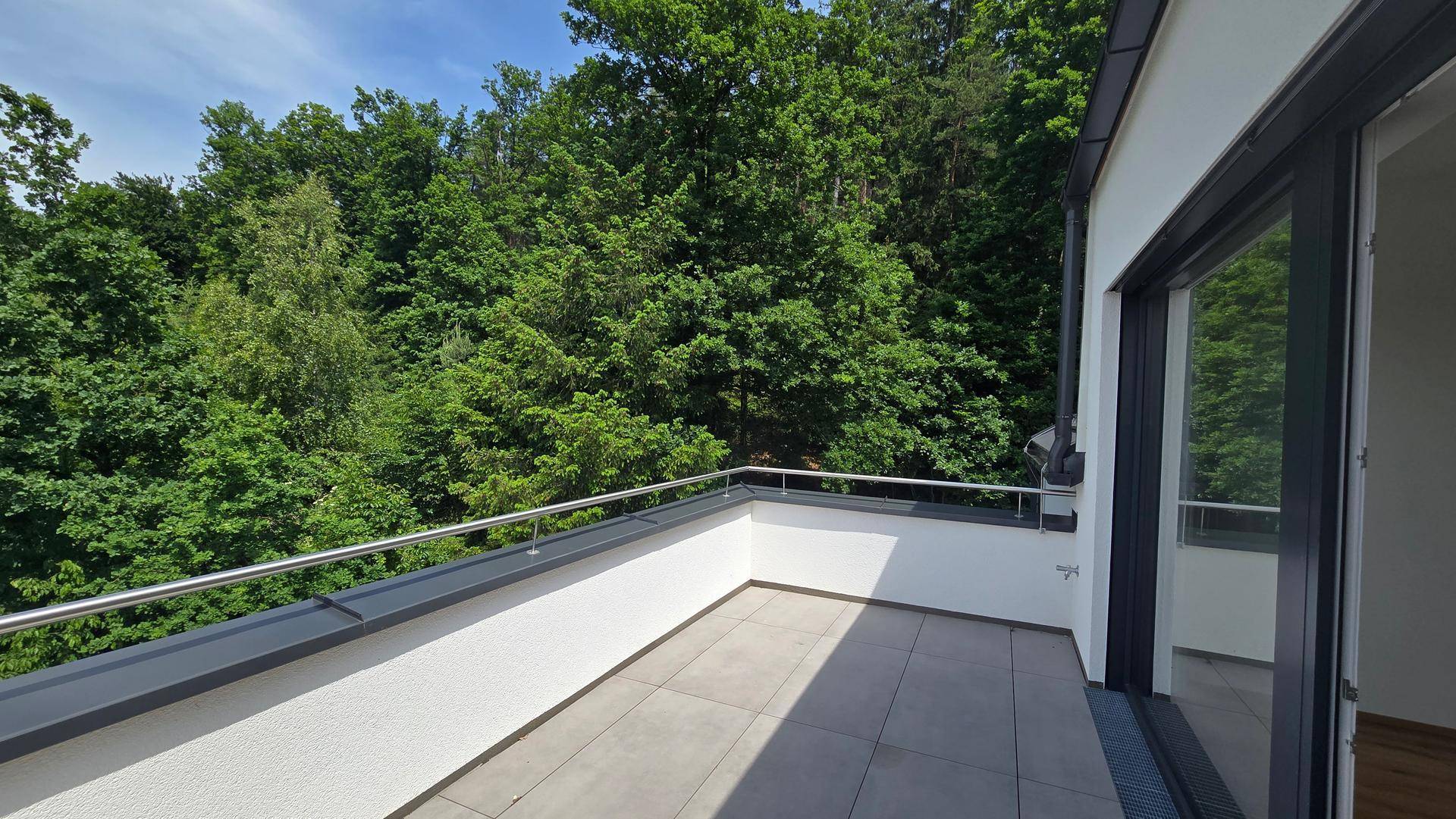 Bezugsfertige hochwertige Eigentumswohnung in bester Lage mit Balkon und freiem Blick ins Grüne - Ansicht 3