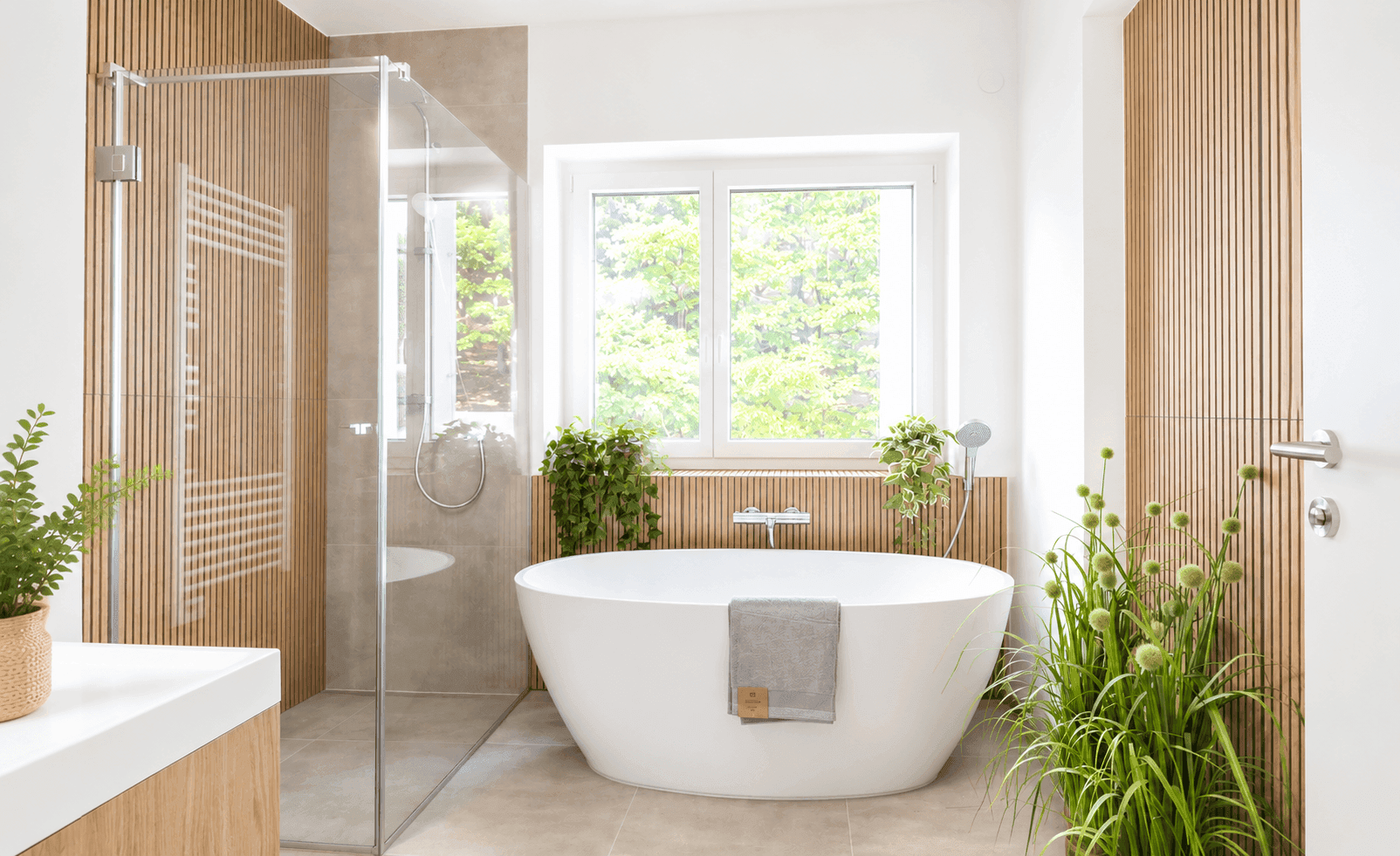 Modernes Badezimmer mit freistehender Badewanne, begehbarer Dusche und Holzvertäfelung.