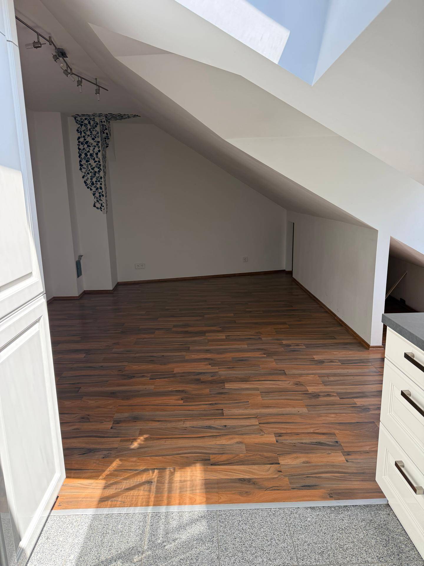 Hochwertige, helle 2-Zimmer-Wohnung in Badener Stadtvilla – Grünblick, Parkplatz inklusive &amp; Bahnhofsnähe - Ansicht 5