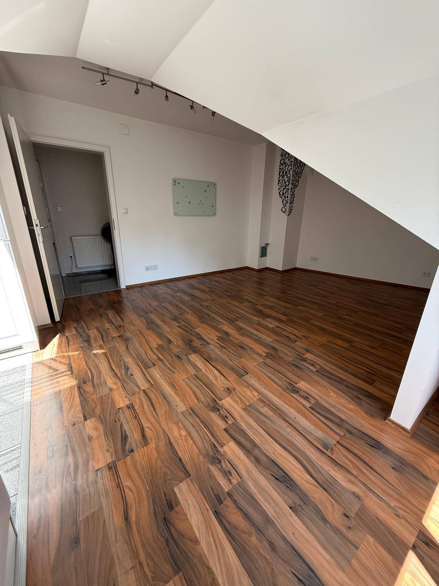 Hochwertige, helle 2-Zimmer-Wohnung in Badener Stadtvilla – Grünblick, Parkplatz inklusive &amp; Bahnhofsnähe - Ansicht 4