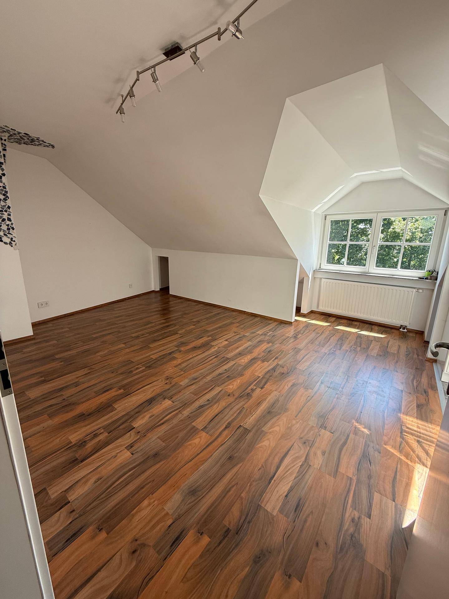 Hochwertige, helle 2-Zimmer-Wohnung in Badener Stadtvilla – Grünblick, Parkplatz inklusive &amp; Bahnhofsnähe - Ansicht 6