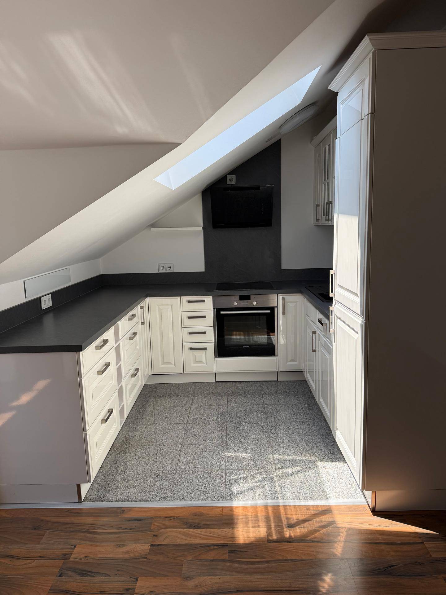 Hochwertige, helle 2-Zimmer-Wohnung in Badener Stadtvilla – Grünblick, Parkplatz inklusive &amp; Bahnhofsnähe - Ansicht 2