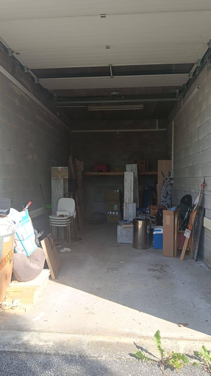 Geräumige Garage mit Betonboden, bietet viel Stauraum und Parkmöglichkeiten.