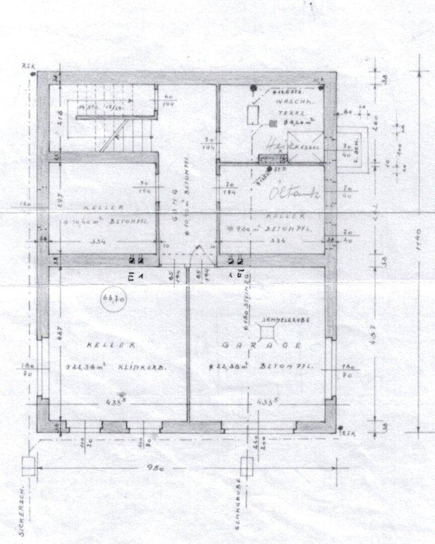 Handgezeichneter Grundriss des Kellergeschosses mit Kellerräumen und Garage.