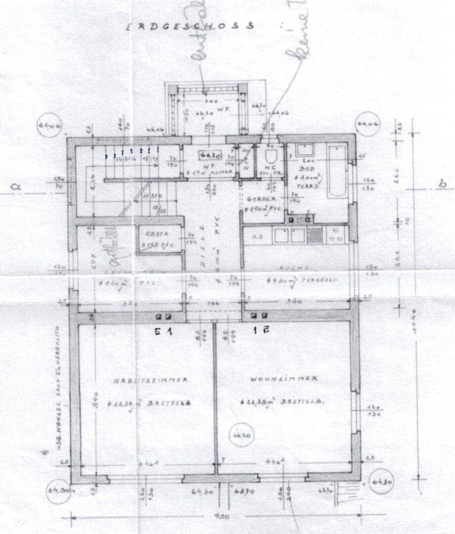 Handgezeichneter Grundriss des Erdgeschosses mit Zimmern und Abmessungen.