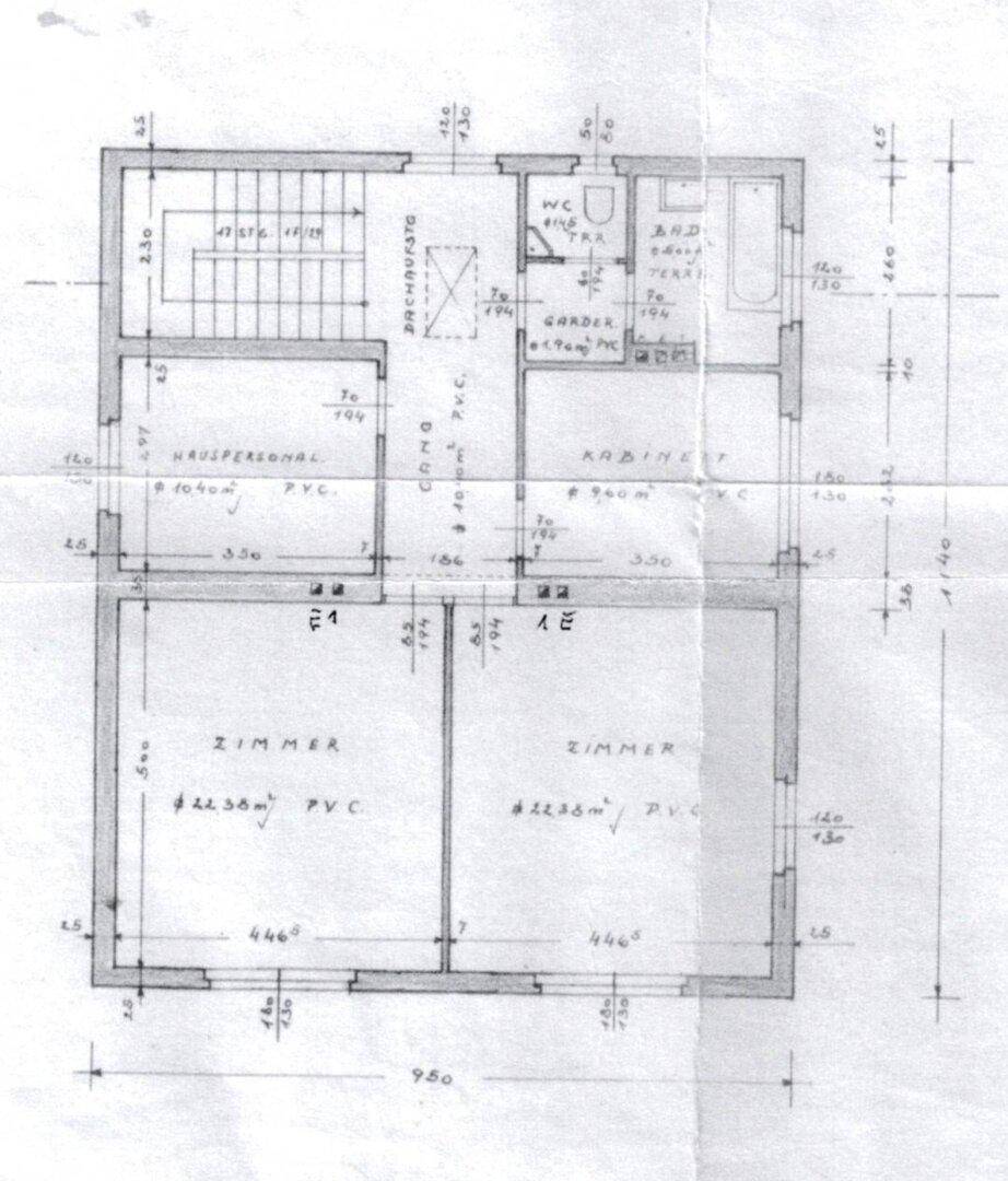 Handgezeichneter Grundriss des Obergeschosses mit Treppenhaus und Zimmeraufteilung.